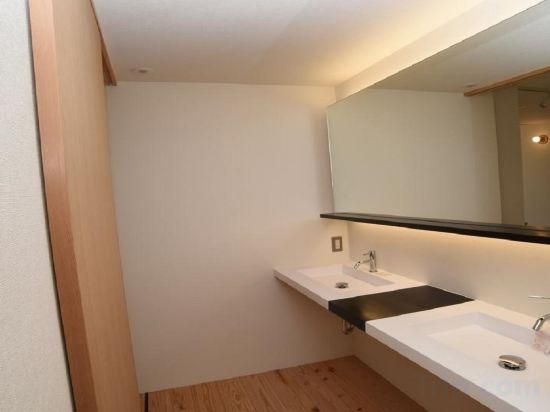 Standard Twin Room with Shared Bathroom