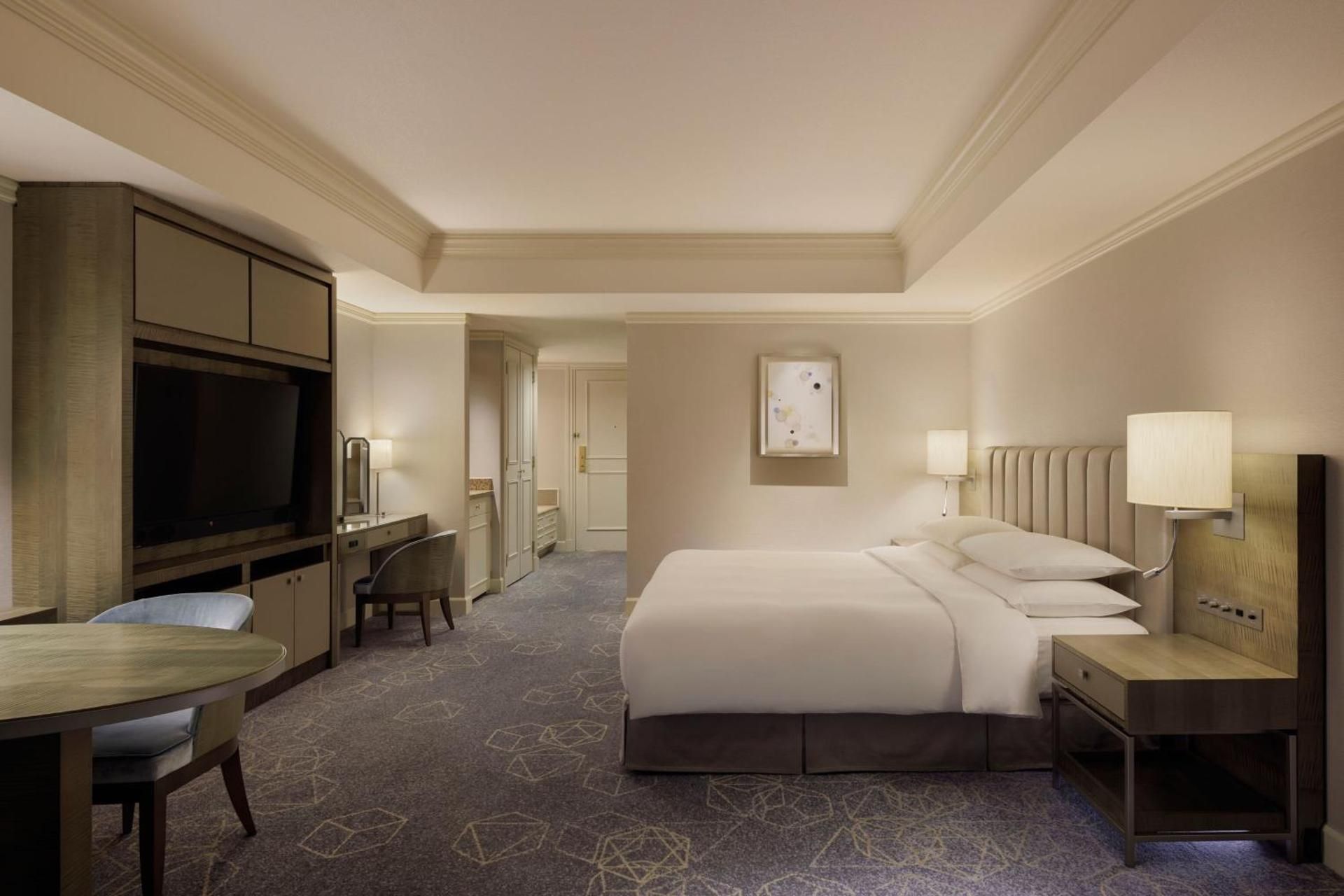Deluxe King Room with City View