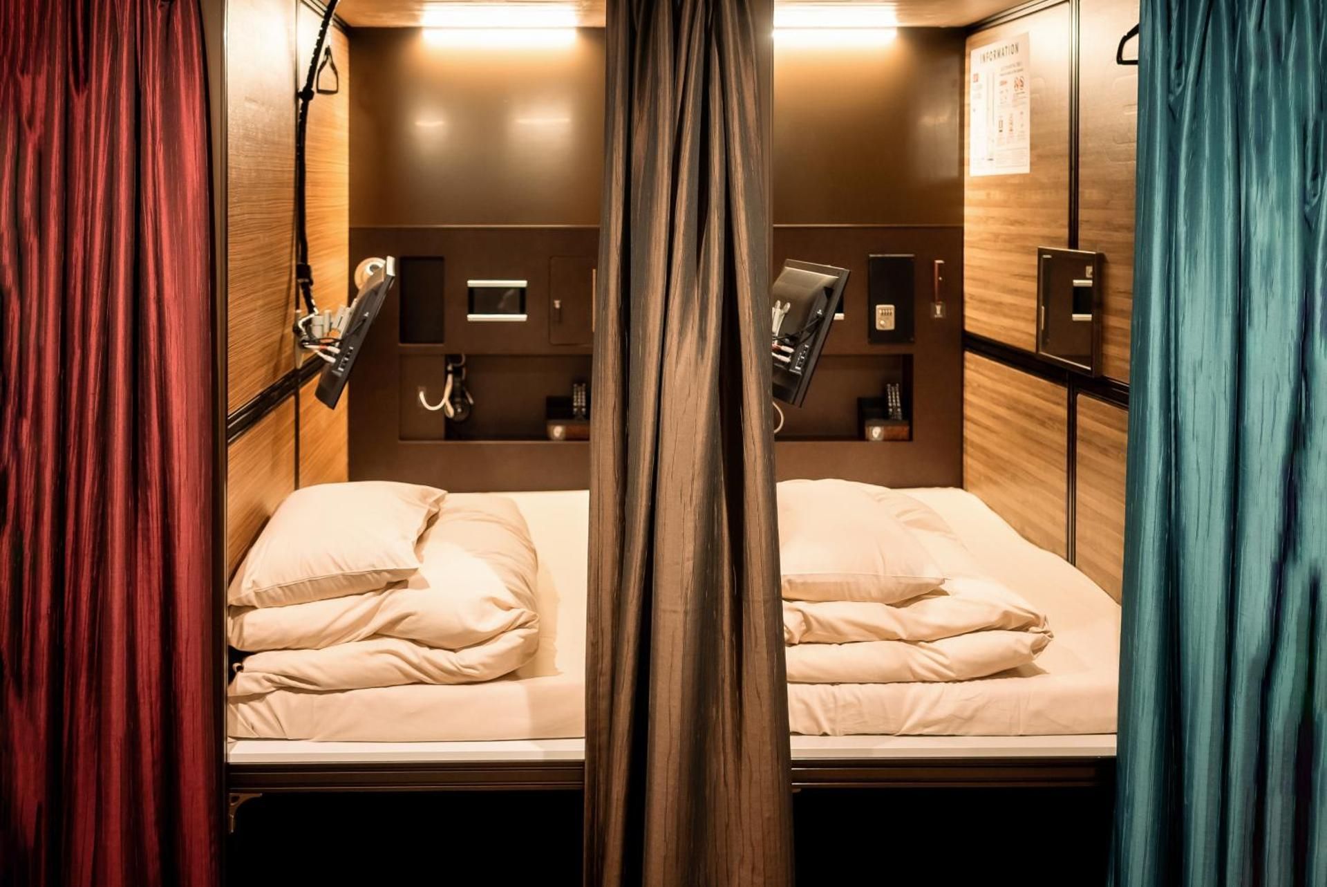 Superior Capsule Room for Male