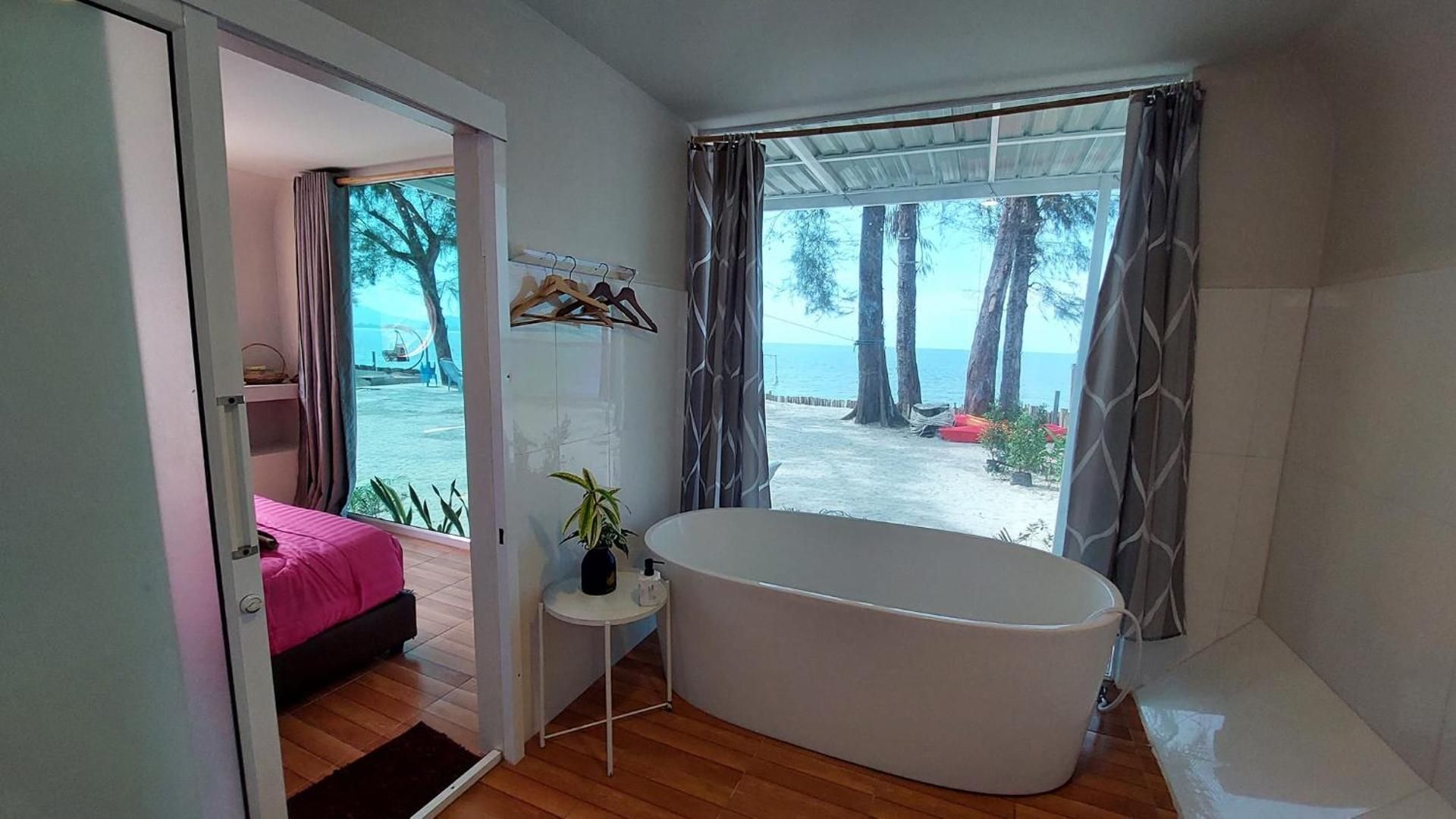 Deluxe Suite with Spa Bath