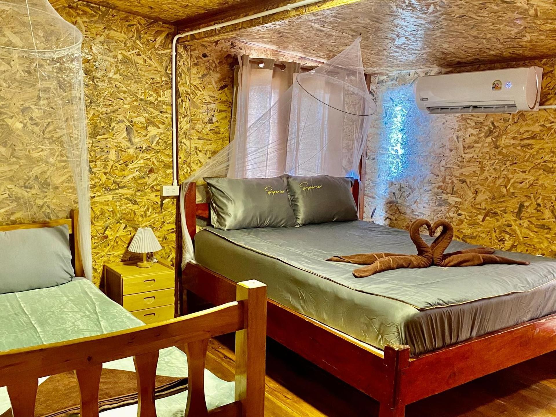 Deluxe Room (2 Adults + 1 Child)