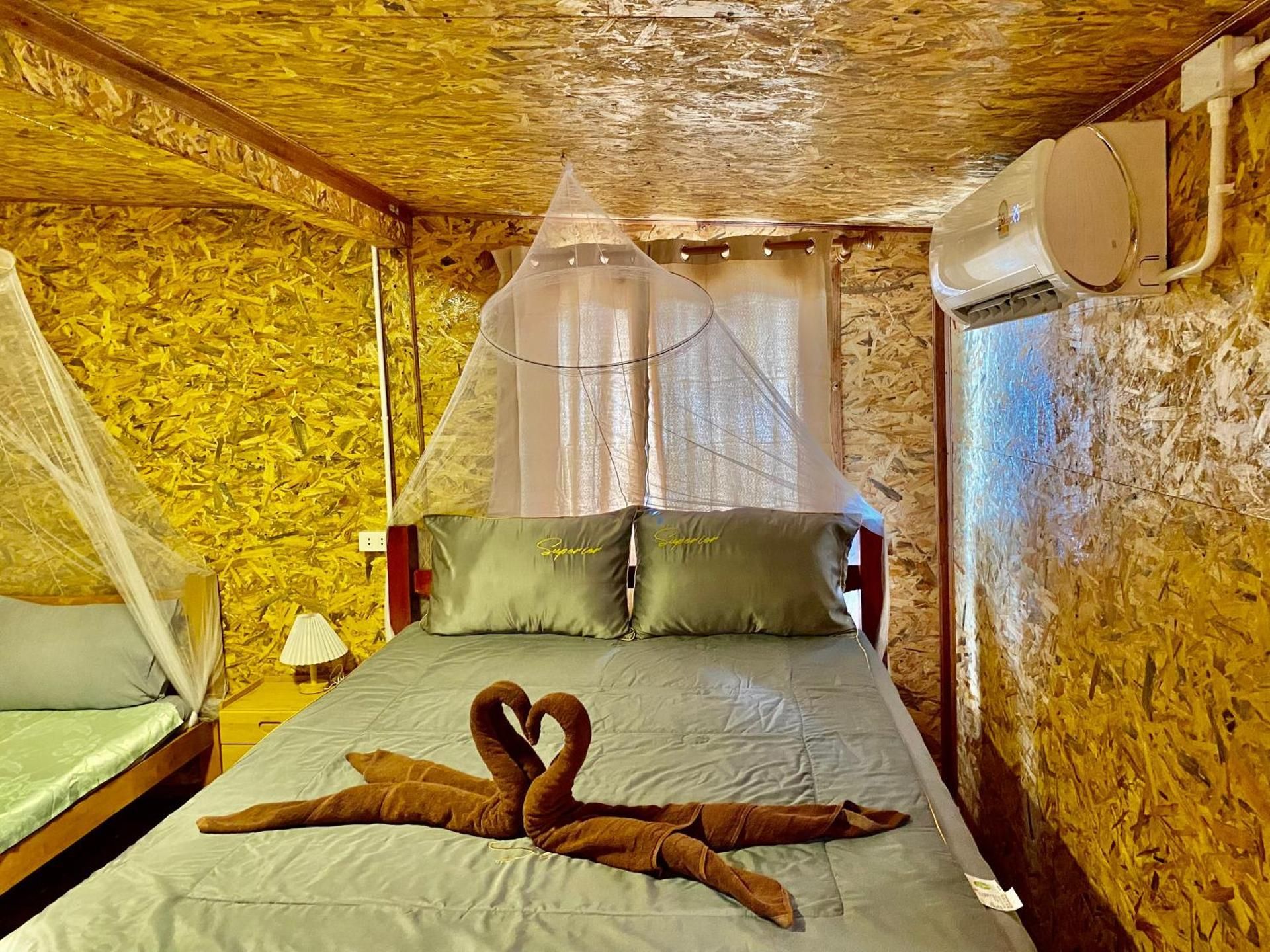 Deluxe Room (2 Adults + 1 Child)