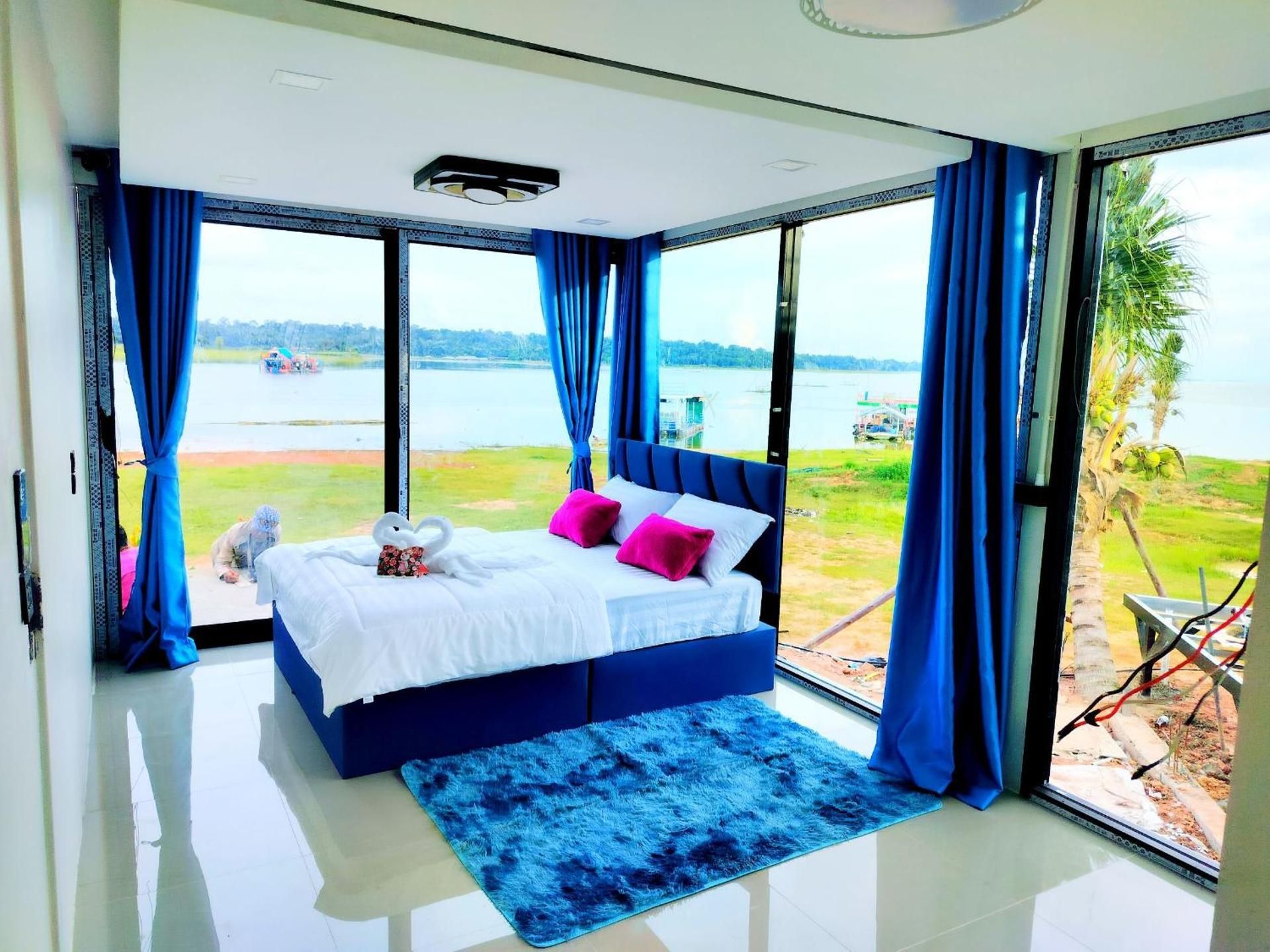 Queen Room with Pool View