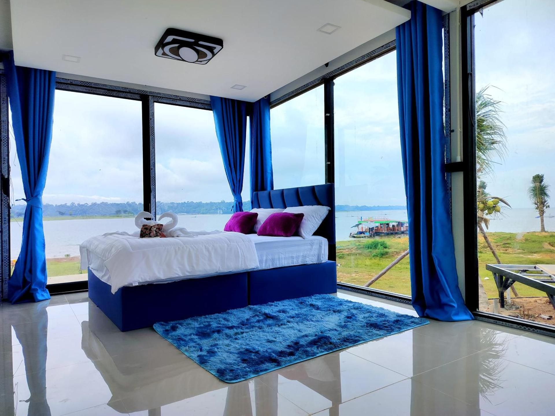 Queen Room with Pool View