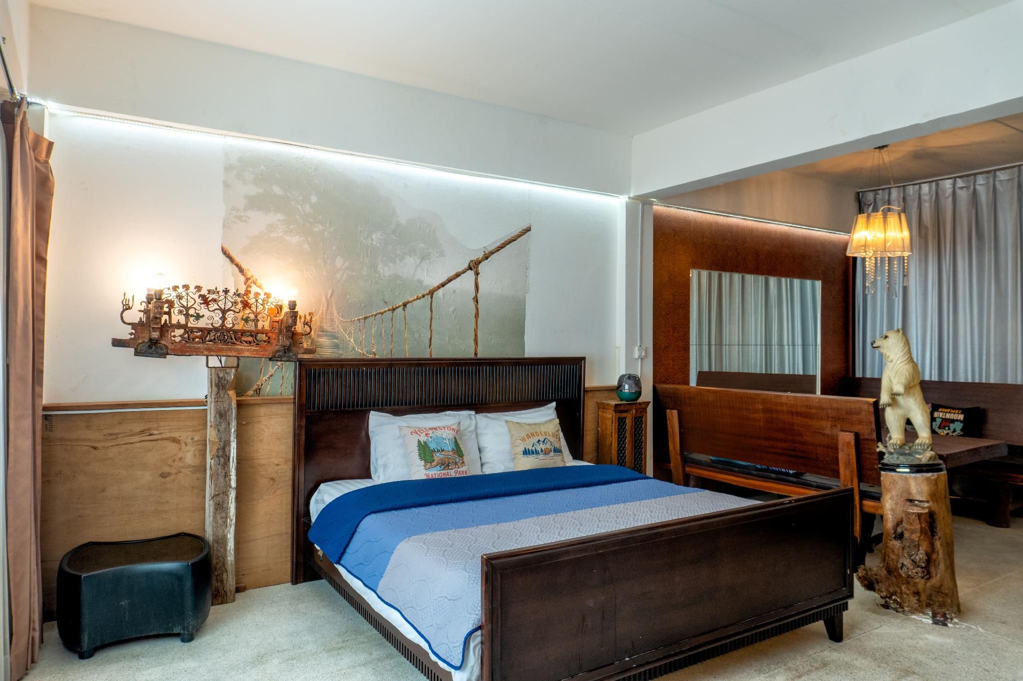 Suite with Living Room and Bathtub