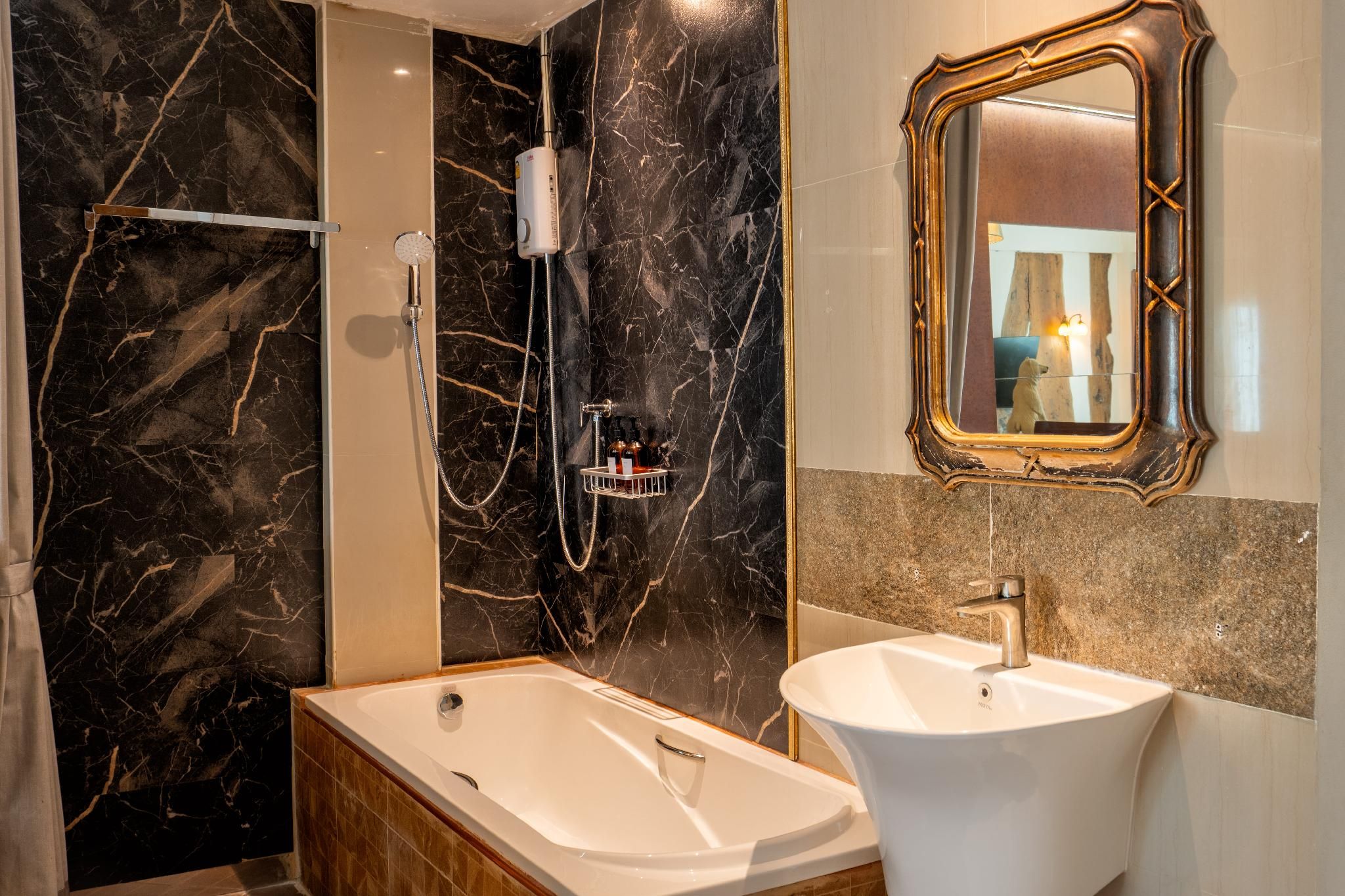 Suite with Living Room and Bathtub