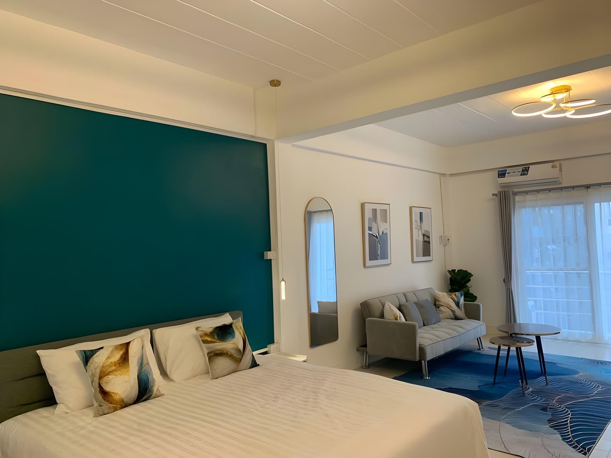 Suite King Bed with Sofa Bed