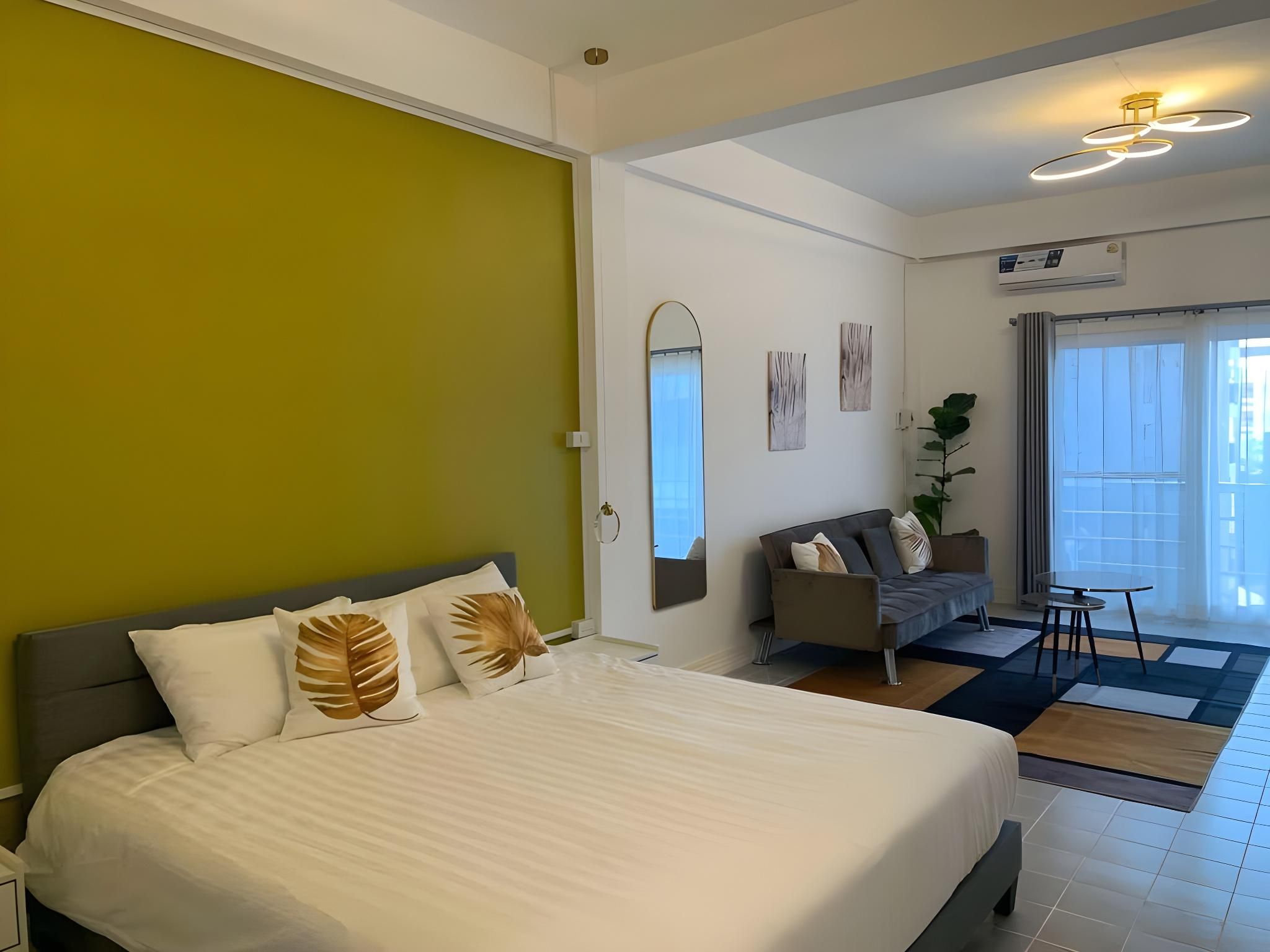 Suite King Bed with Sofa Bed