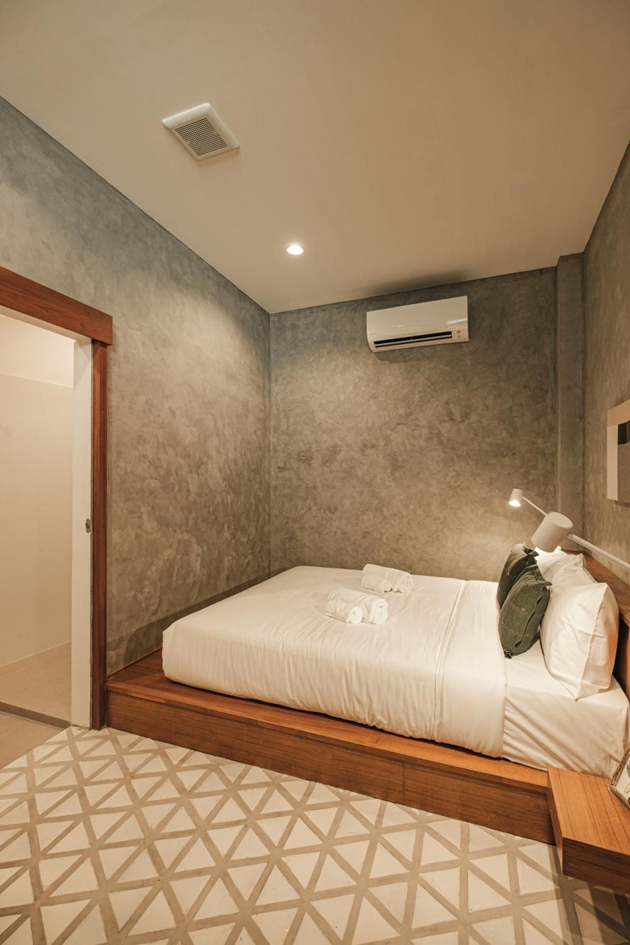 Standard Queen Room