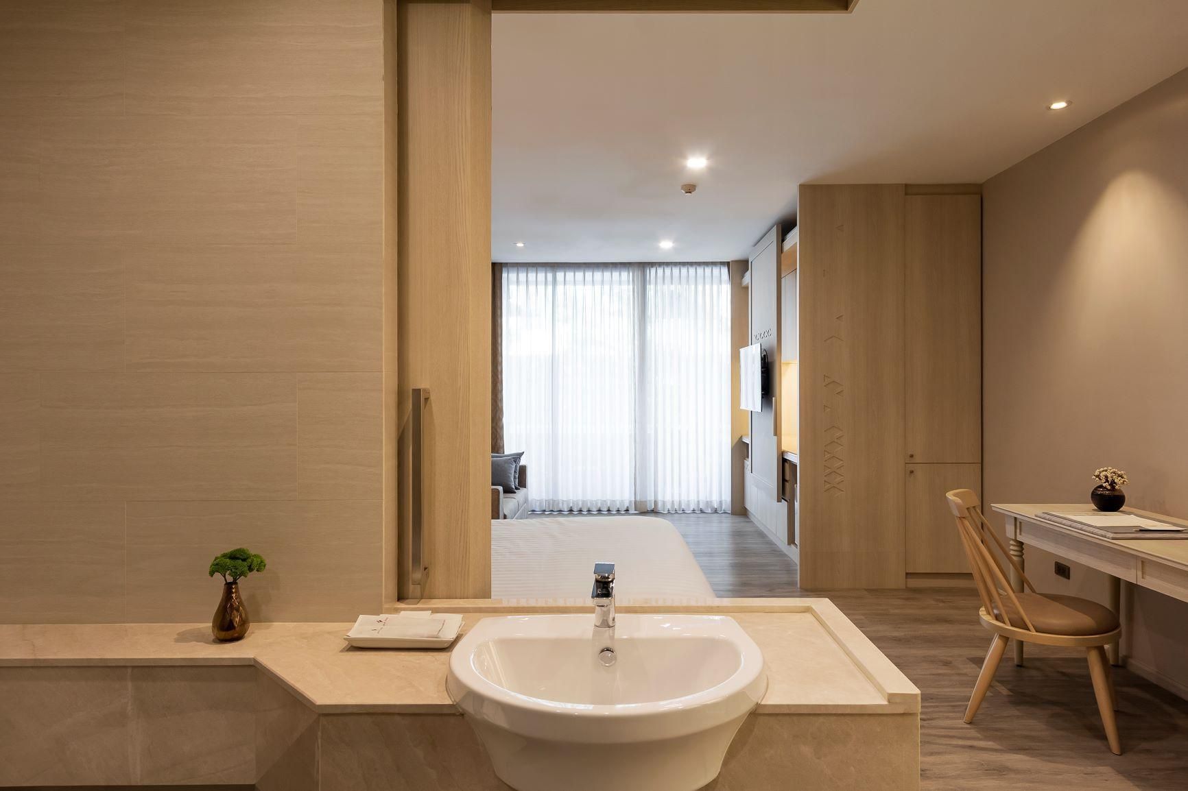 Deluxe Pool Access Room