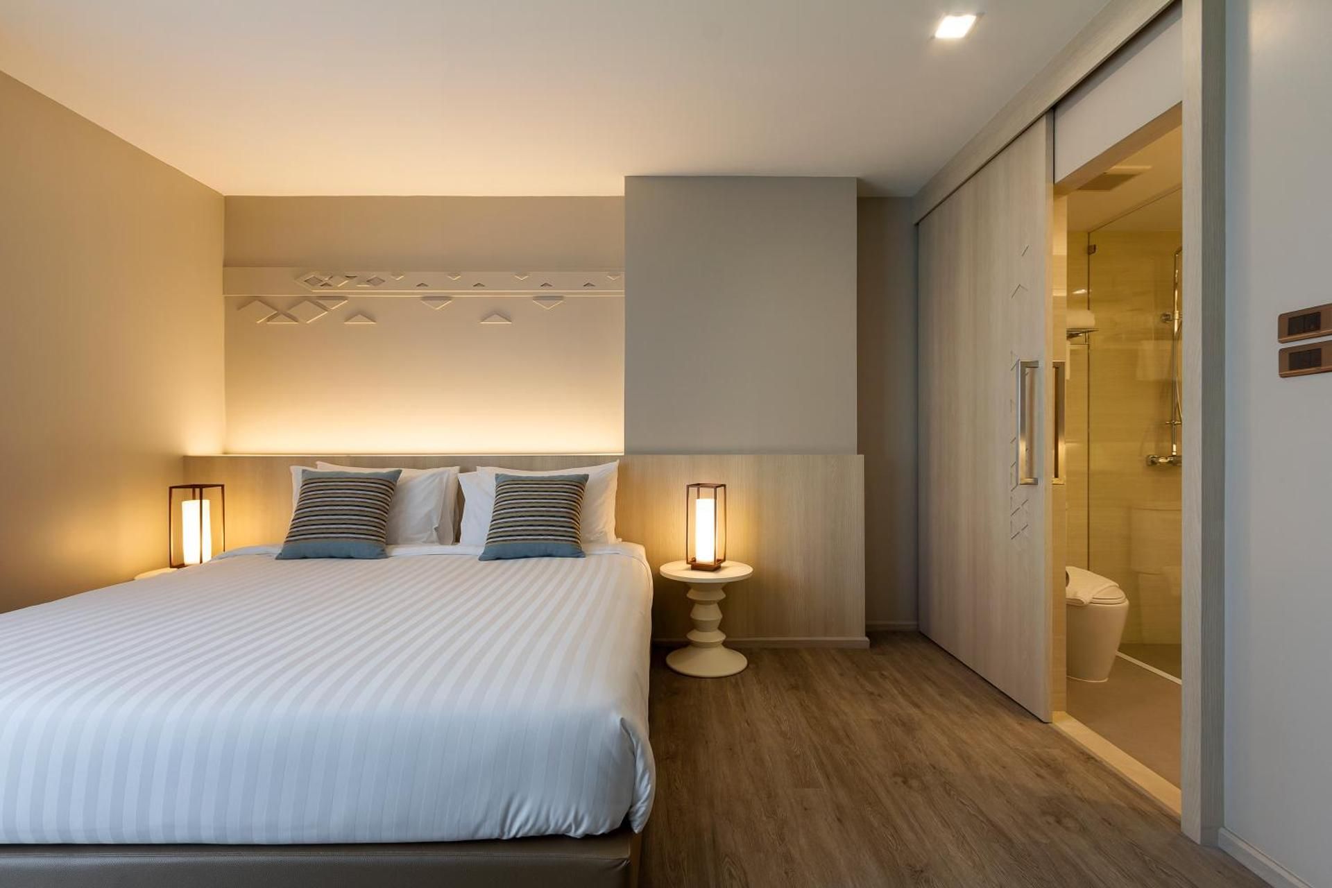 Deluxe Pool View King Room
