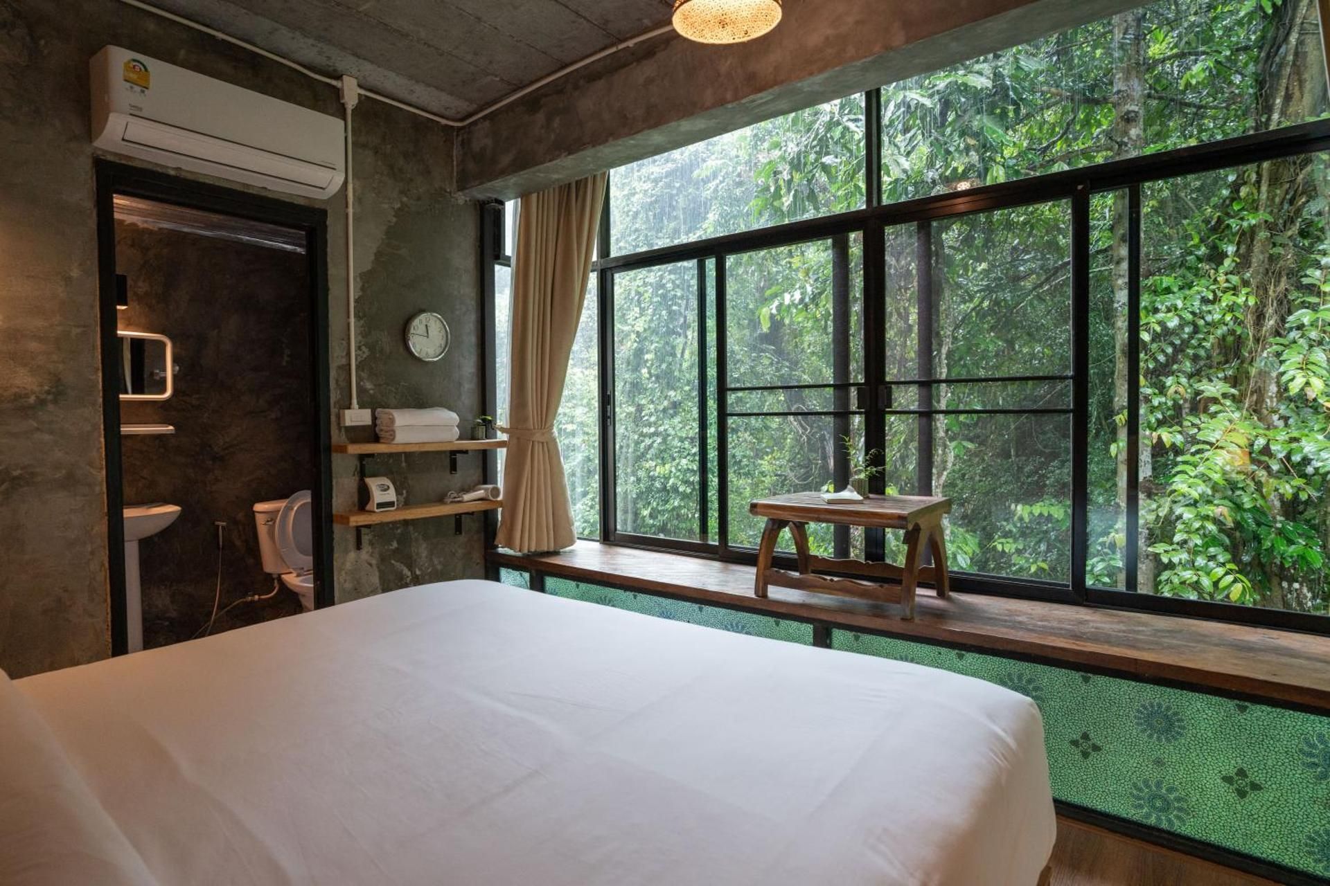 Bee Forest King Room with Mountain View 2