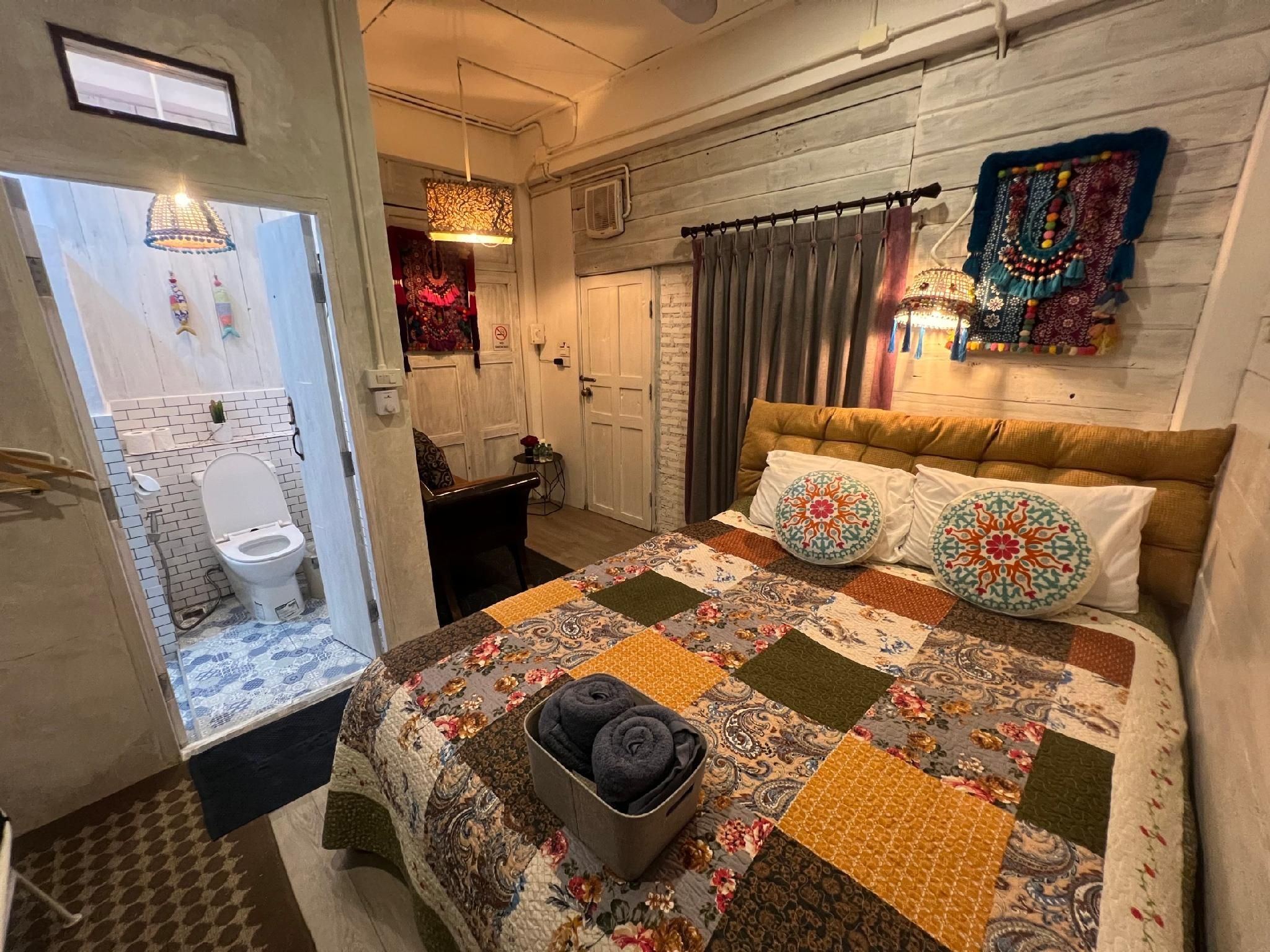 Standard - 1 Queen Bed