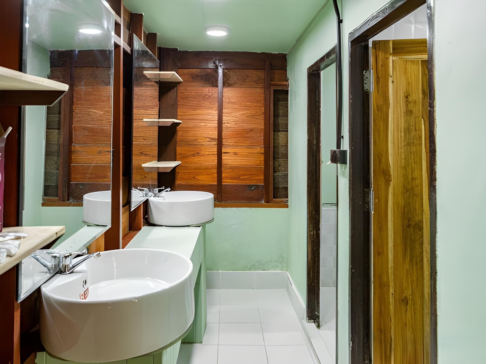 Family Room with Bathroom No.10