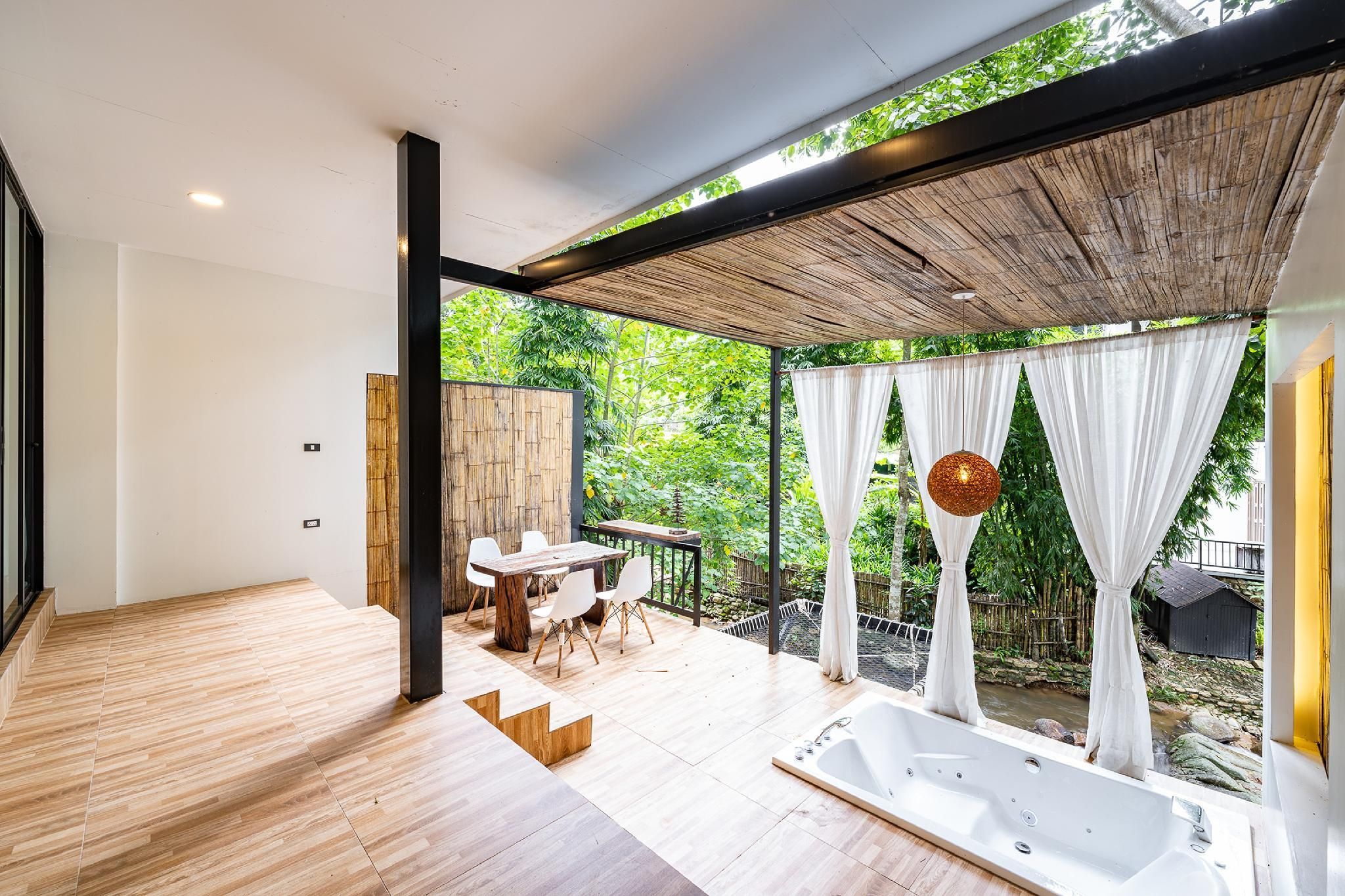 Family with Balcony and Garden View