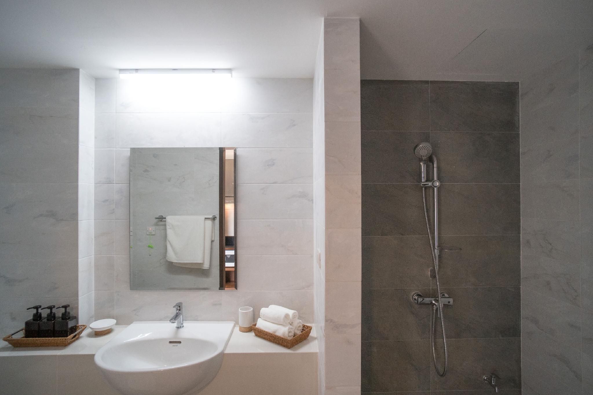 Deluxe Corner with Mountain View