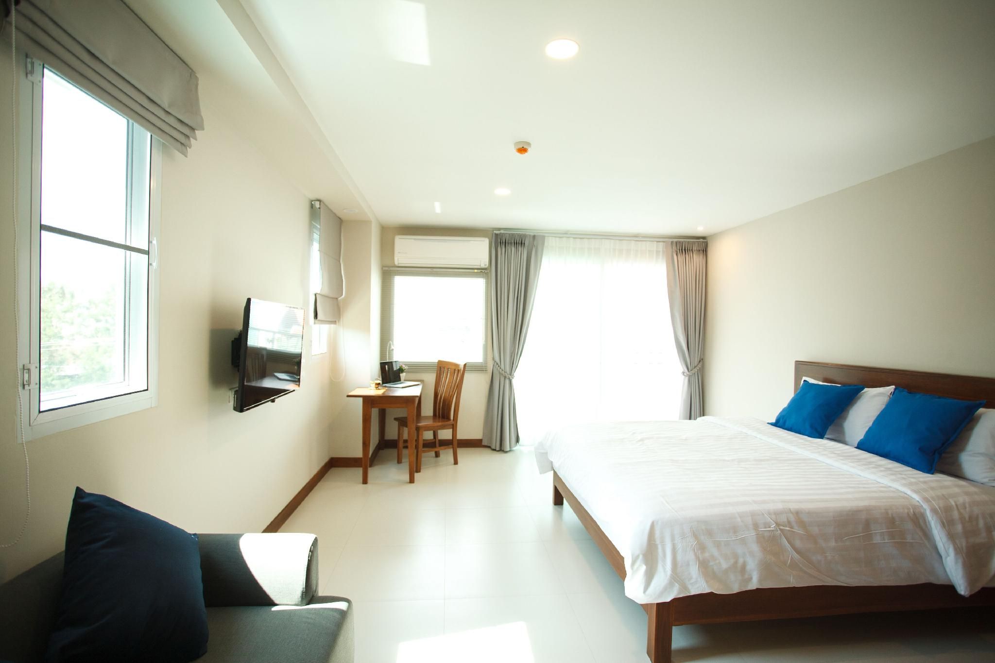 Deluxe Corner with Mountain View