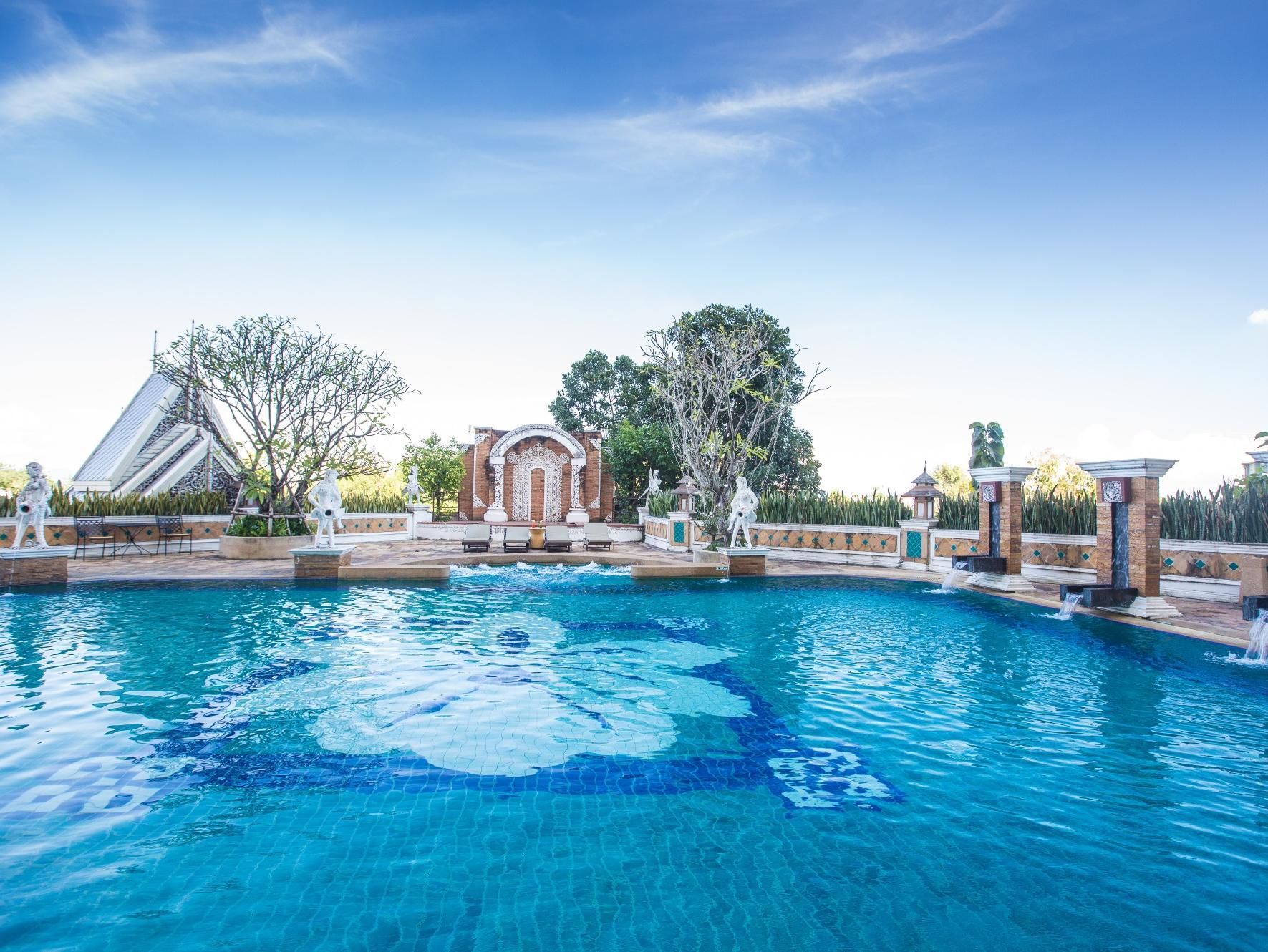 swimming pool [outdoor]