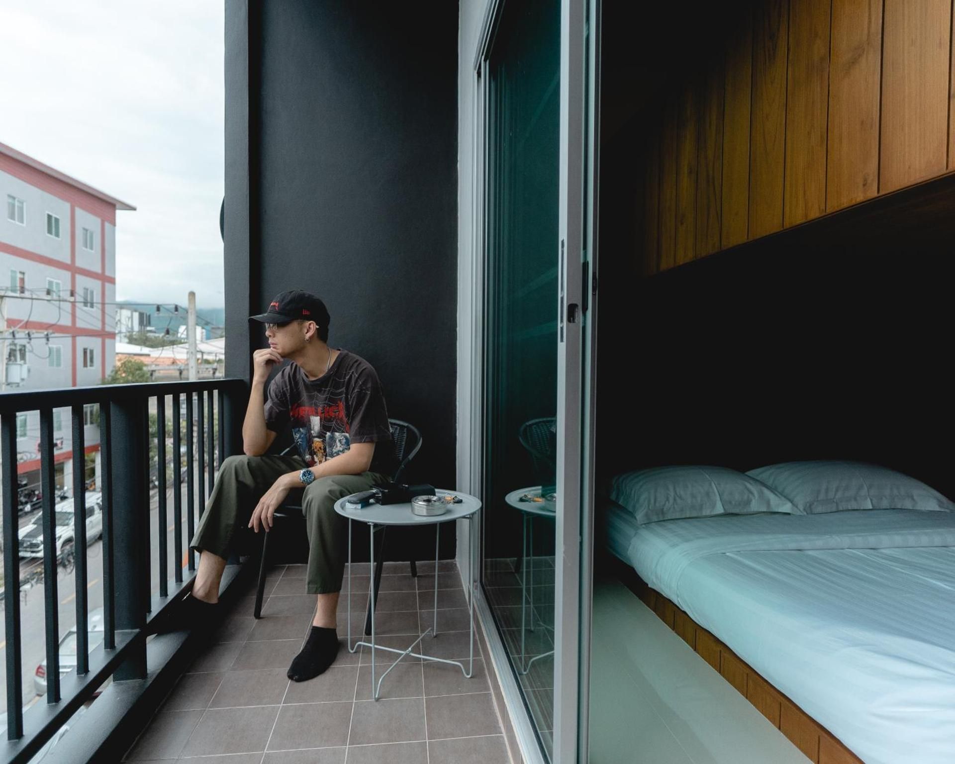 Psych Hostel Deluxe King Room with Balcony