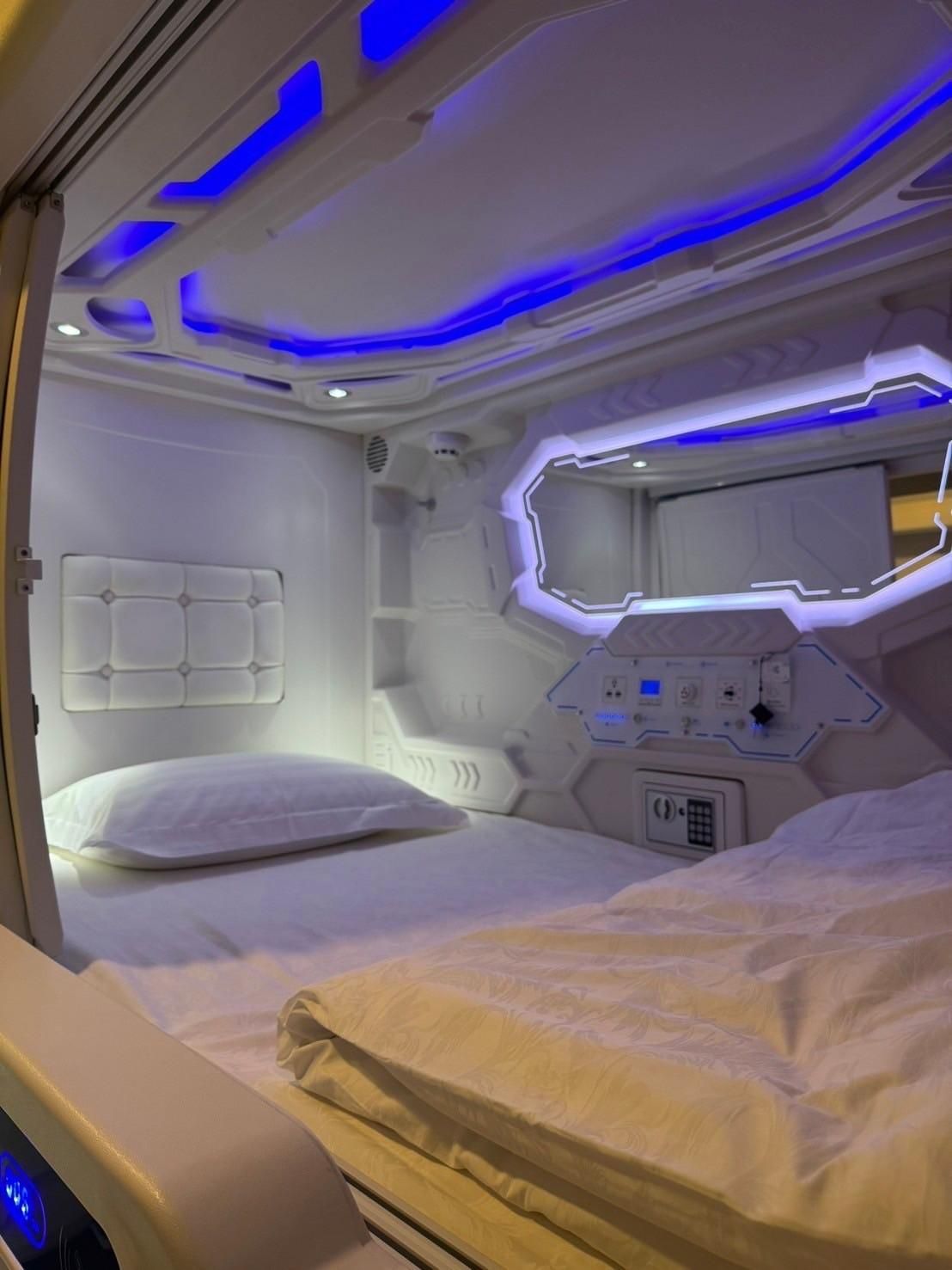 Psych Hostel Capsule with Shared Bathroom 2