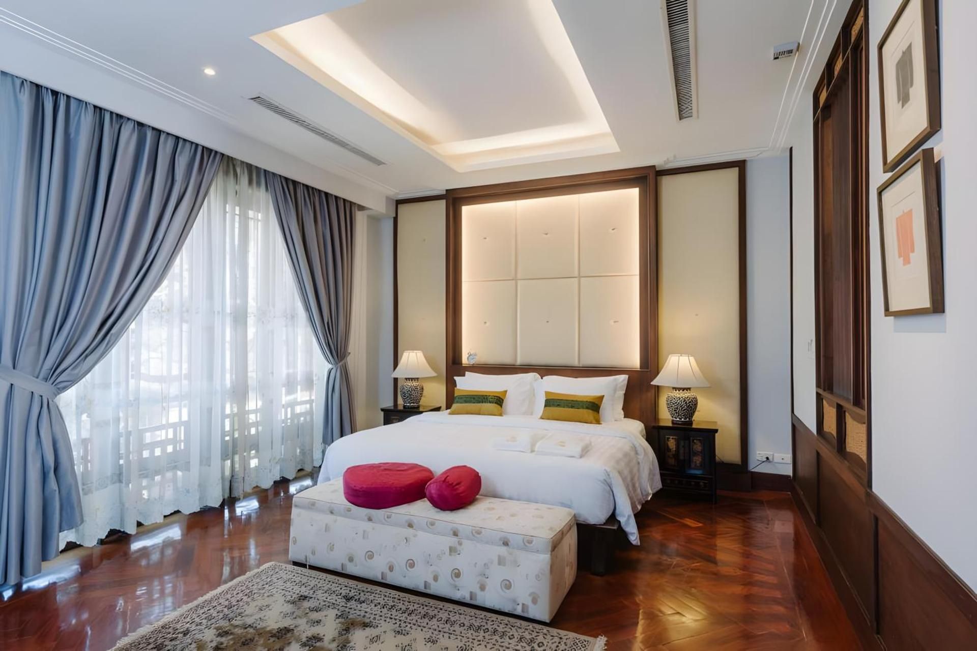 Deluxe - 1 King Bed