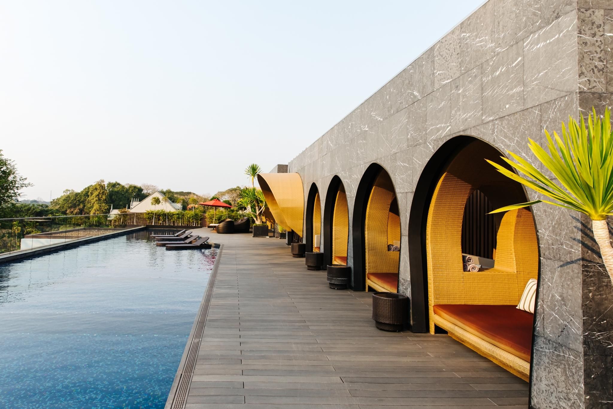 swimming pool [outdoor]