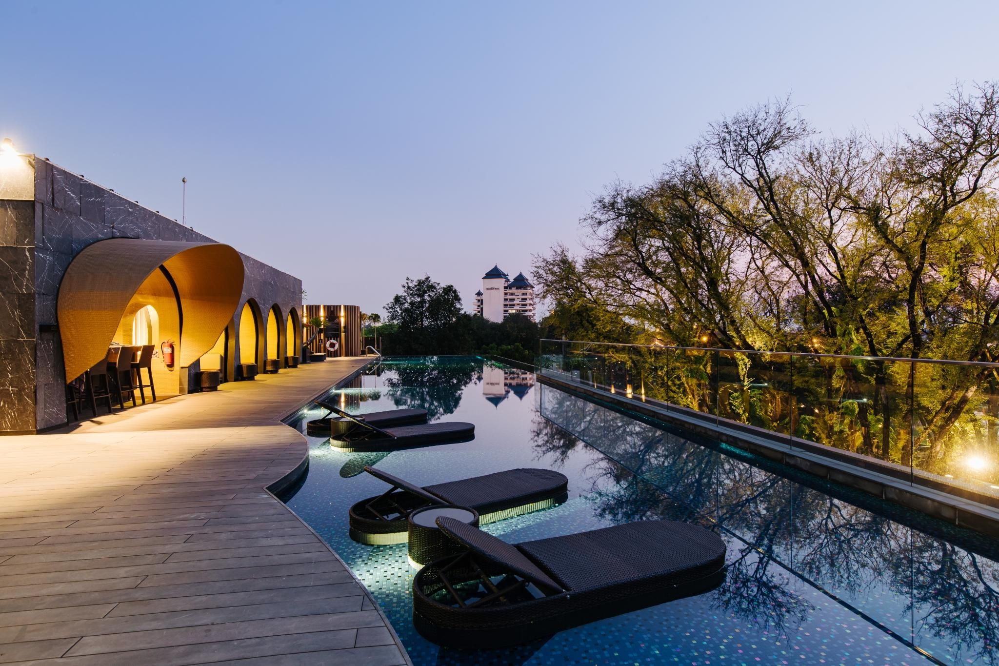 swimming pool [outdoor]