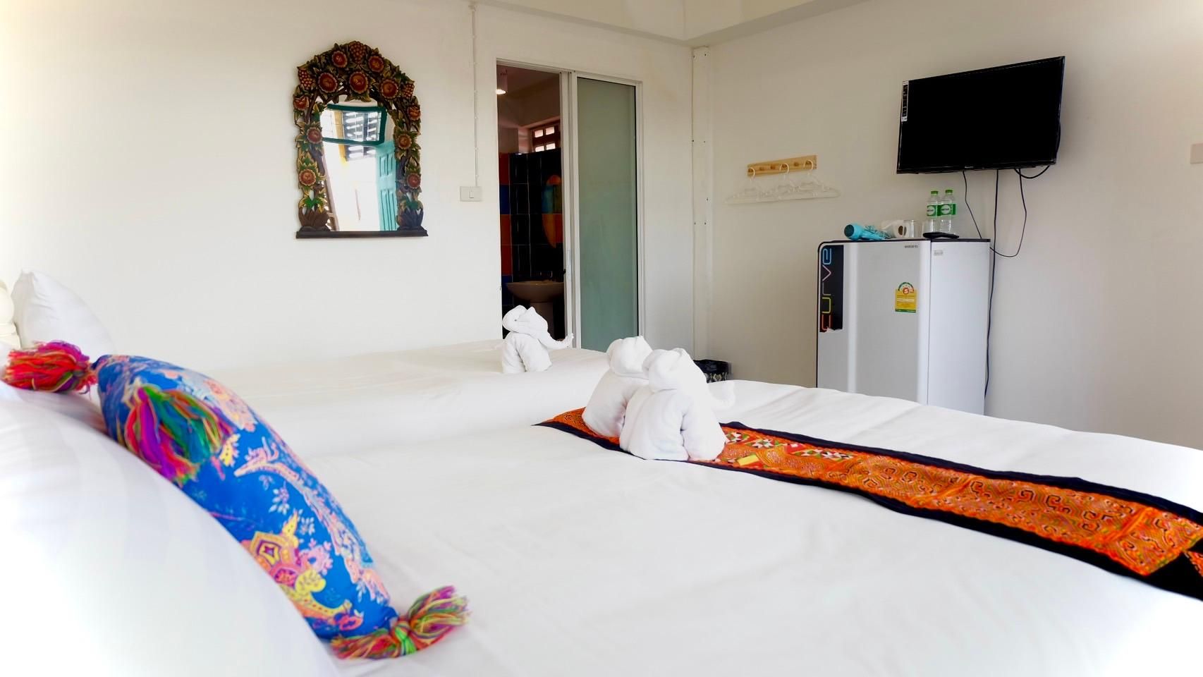 Yellow Lamoon Triple - 1 Queen 1 Single 3