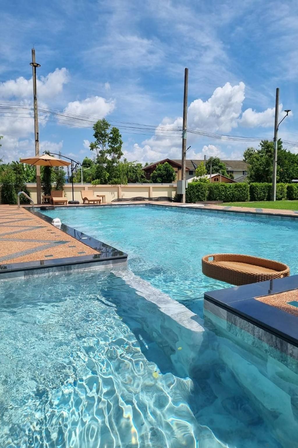 swimming pool [outdoor]