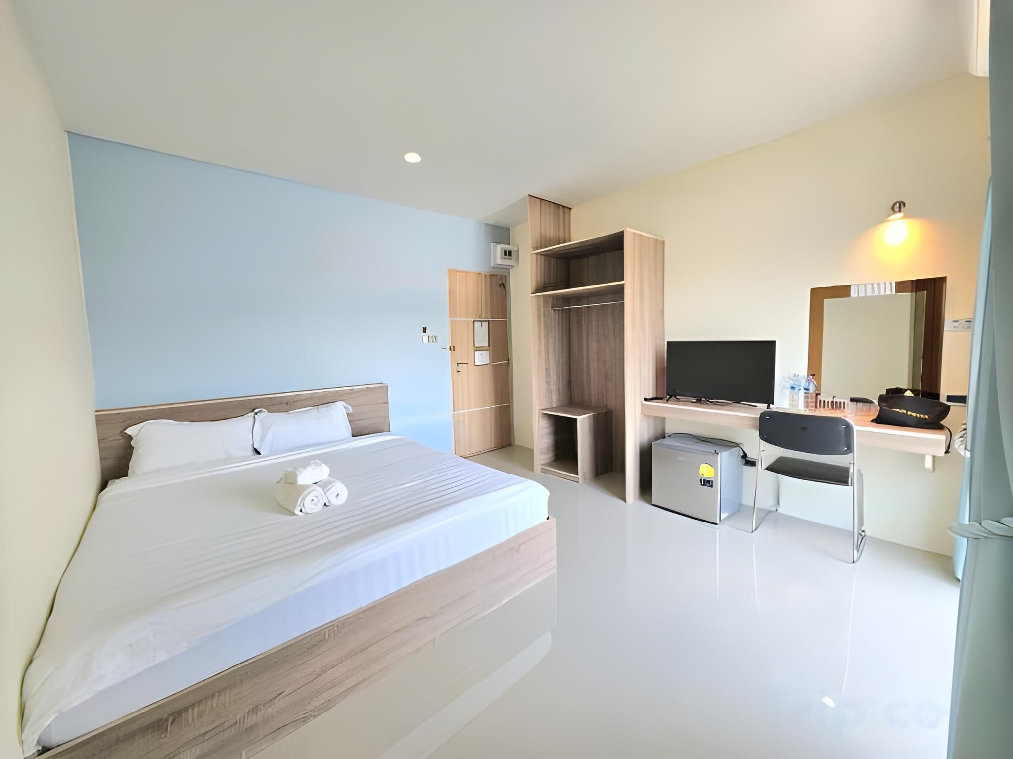 The 98 Tower Queen Room with Shower 2