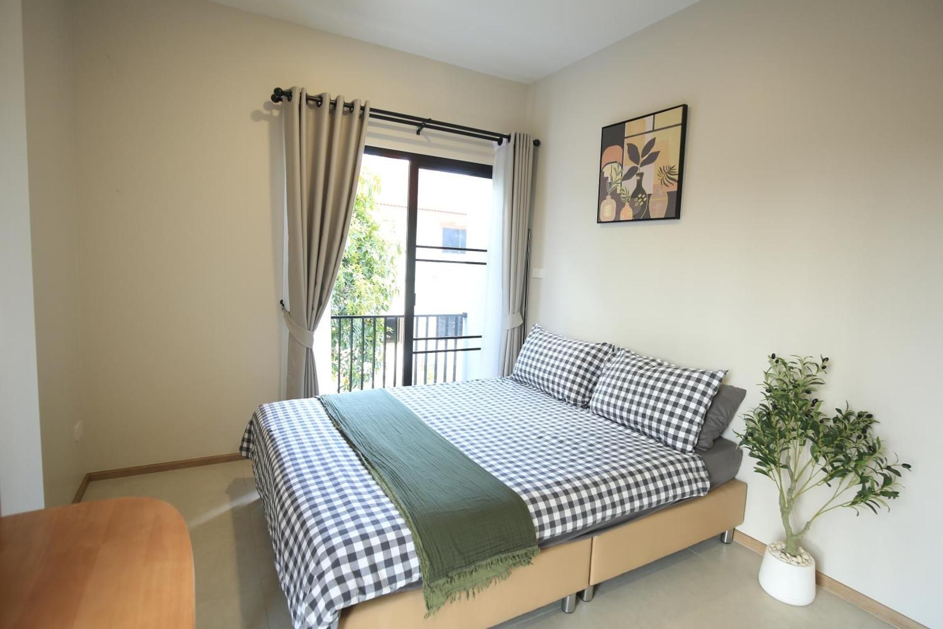 Standard Queen Room