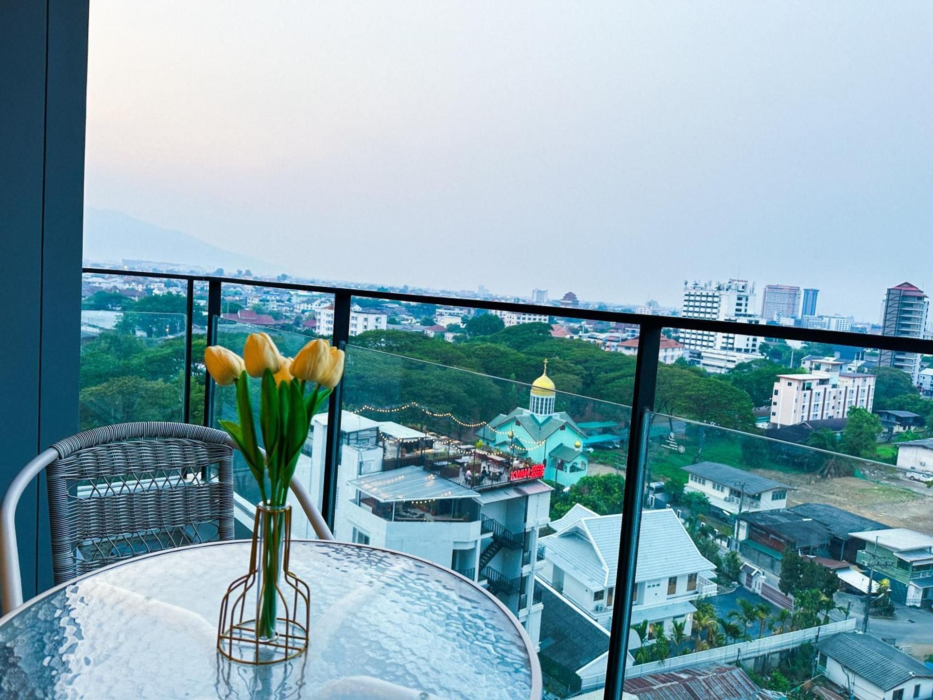 Apartment with Mountain View
