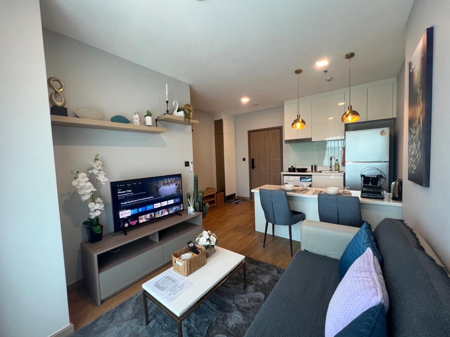 Deluxe One-Bedroom Apartment