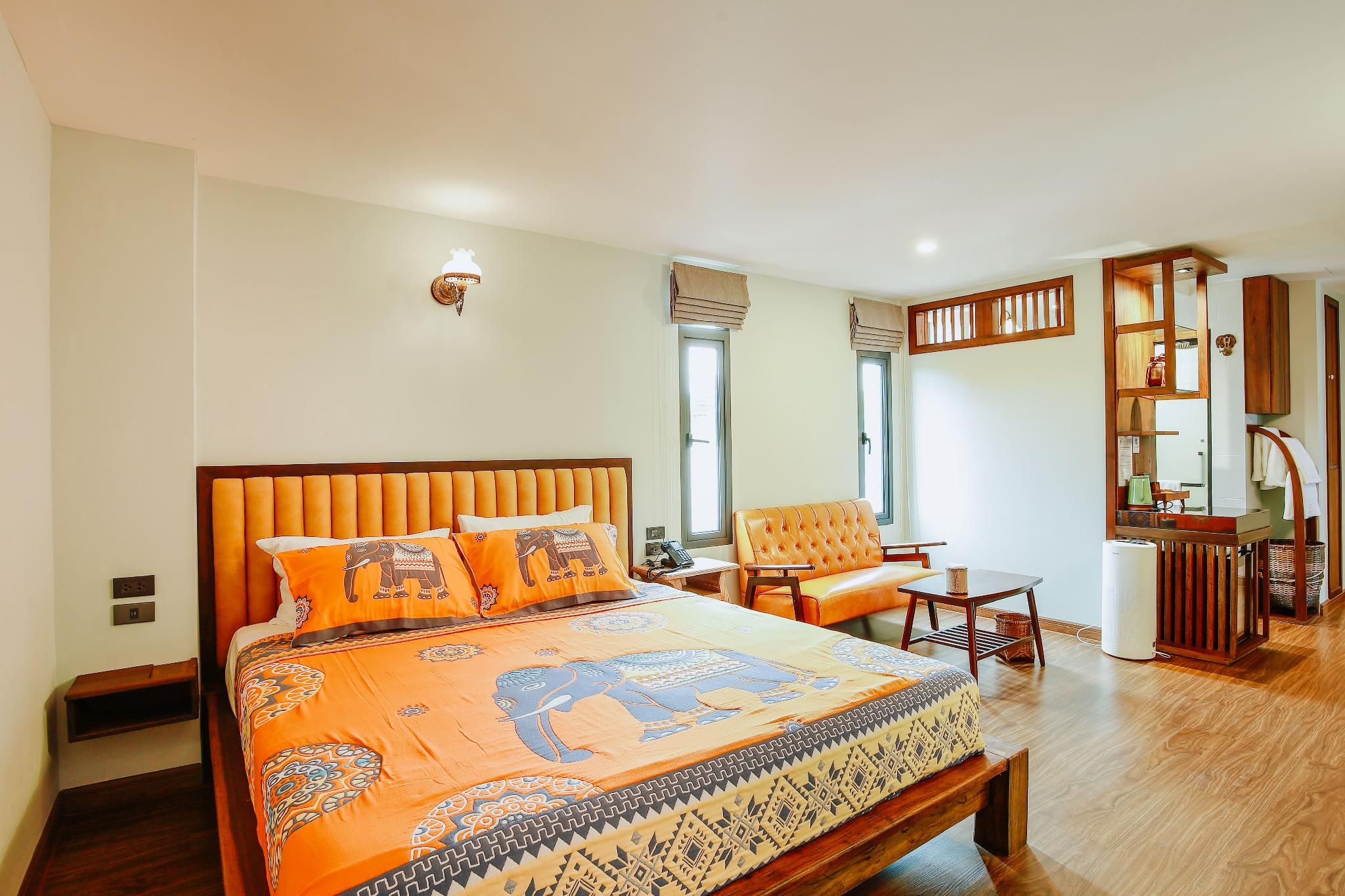 Deluxe King Room with Sofa - Non-Smoking