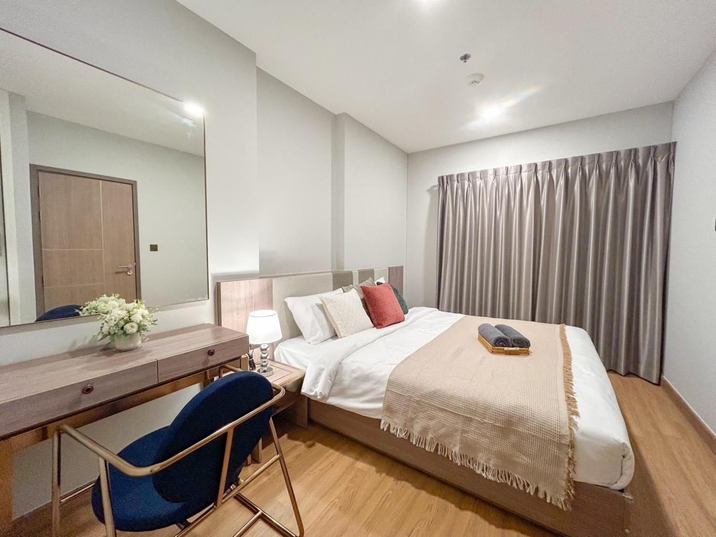 One-Bedroom Apartment with Balcony and Mountain View