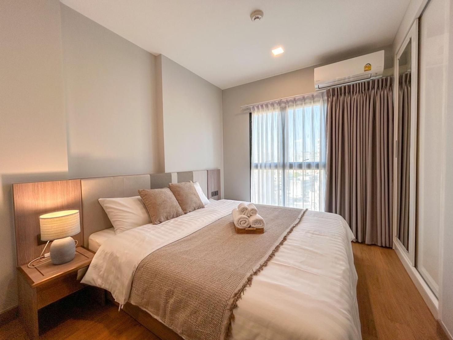 One-Bedroom Apartment with City View