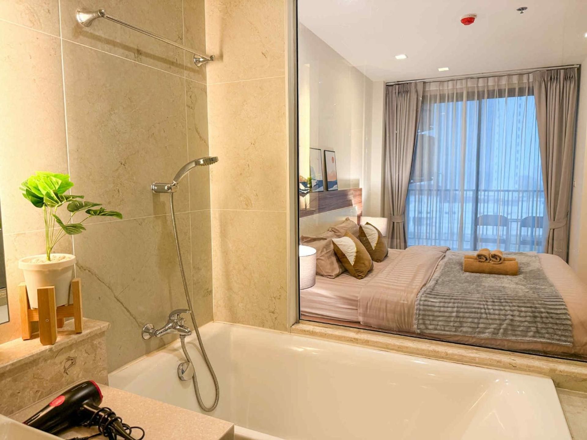 Deluxe One-Bedroom Apartment