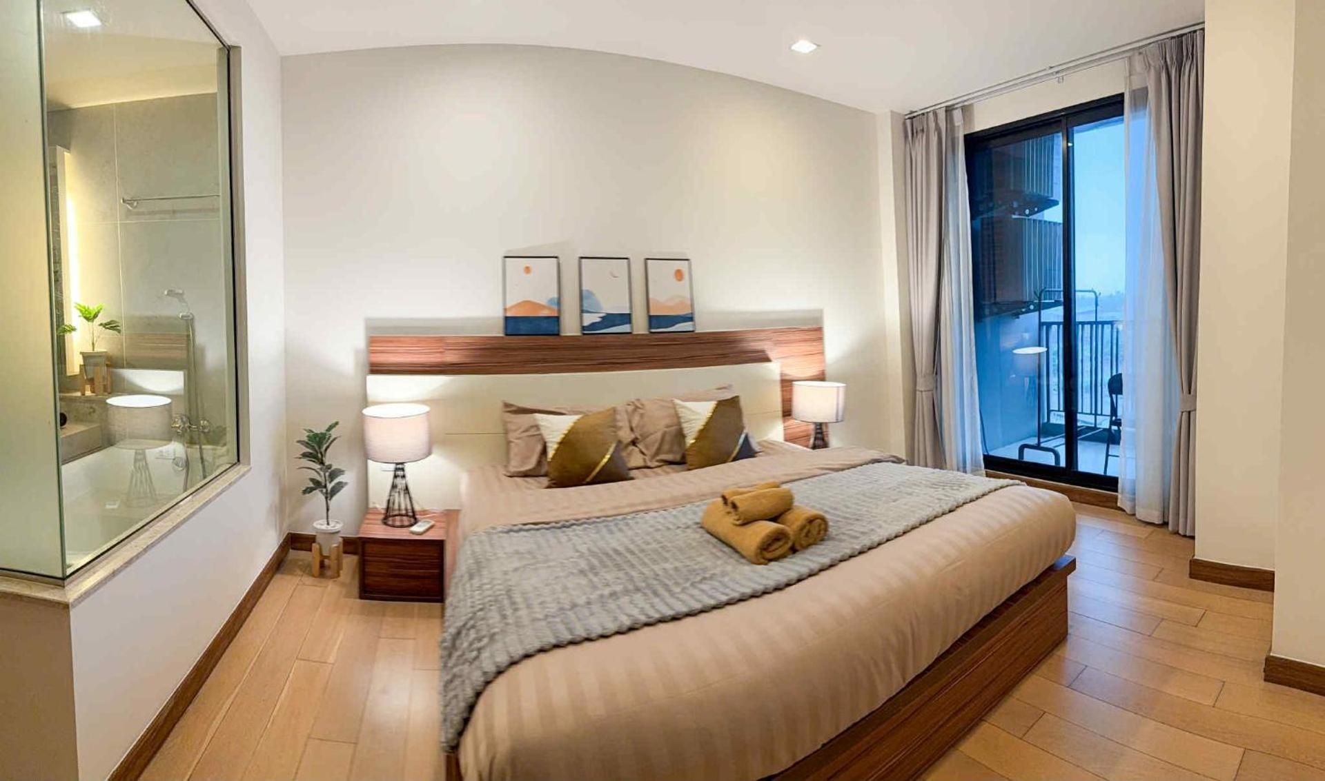 Deluxe One-Bedroom Apartment