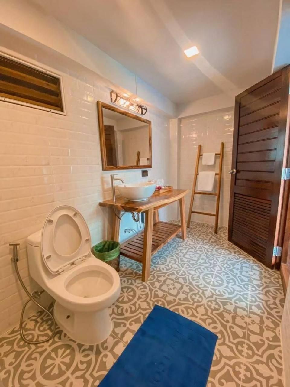 Buffalo Island Resort & Adventure Park Deluxe King Room 3