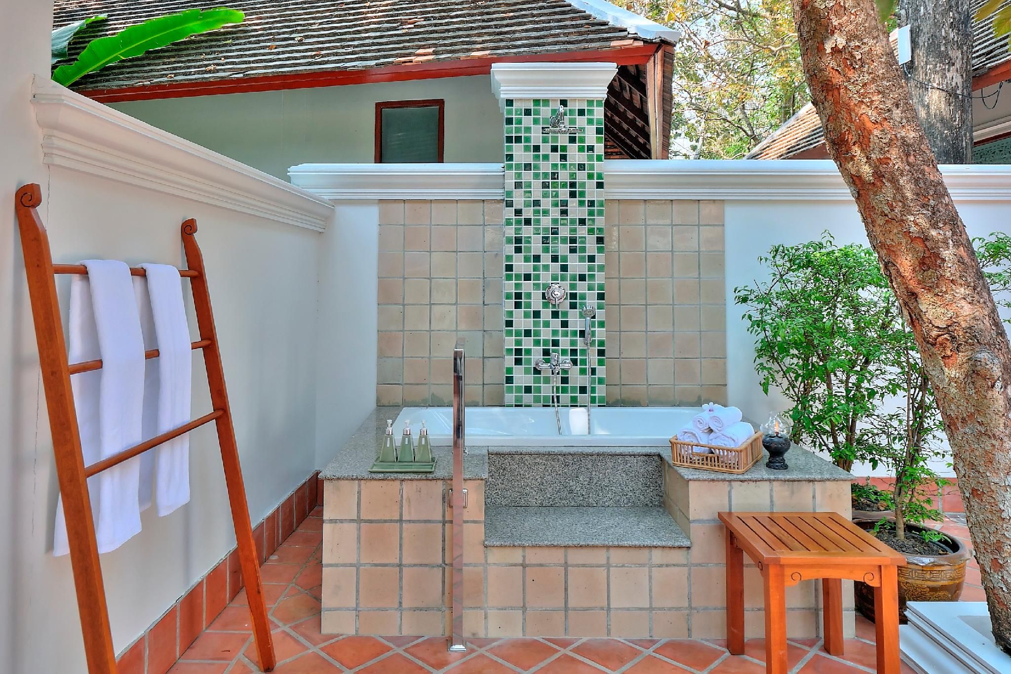 Premier King Courtyard Suite