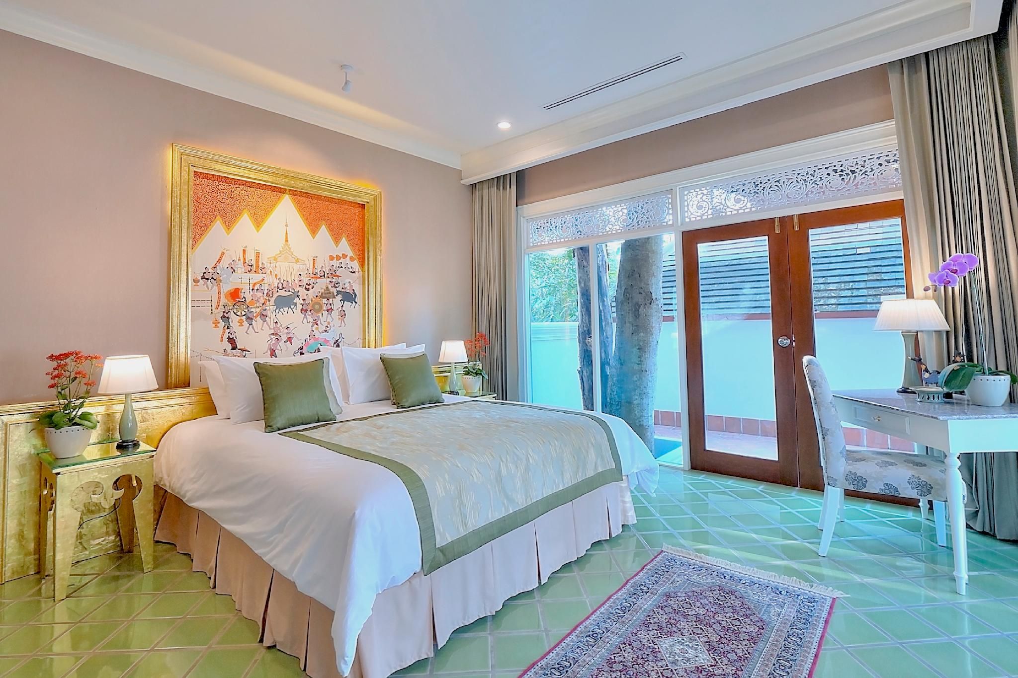 Premier King Courtyard Suite