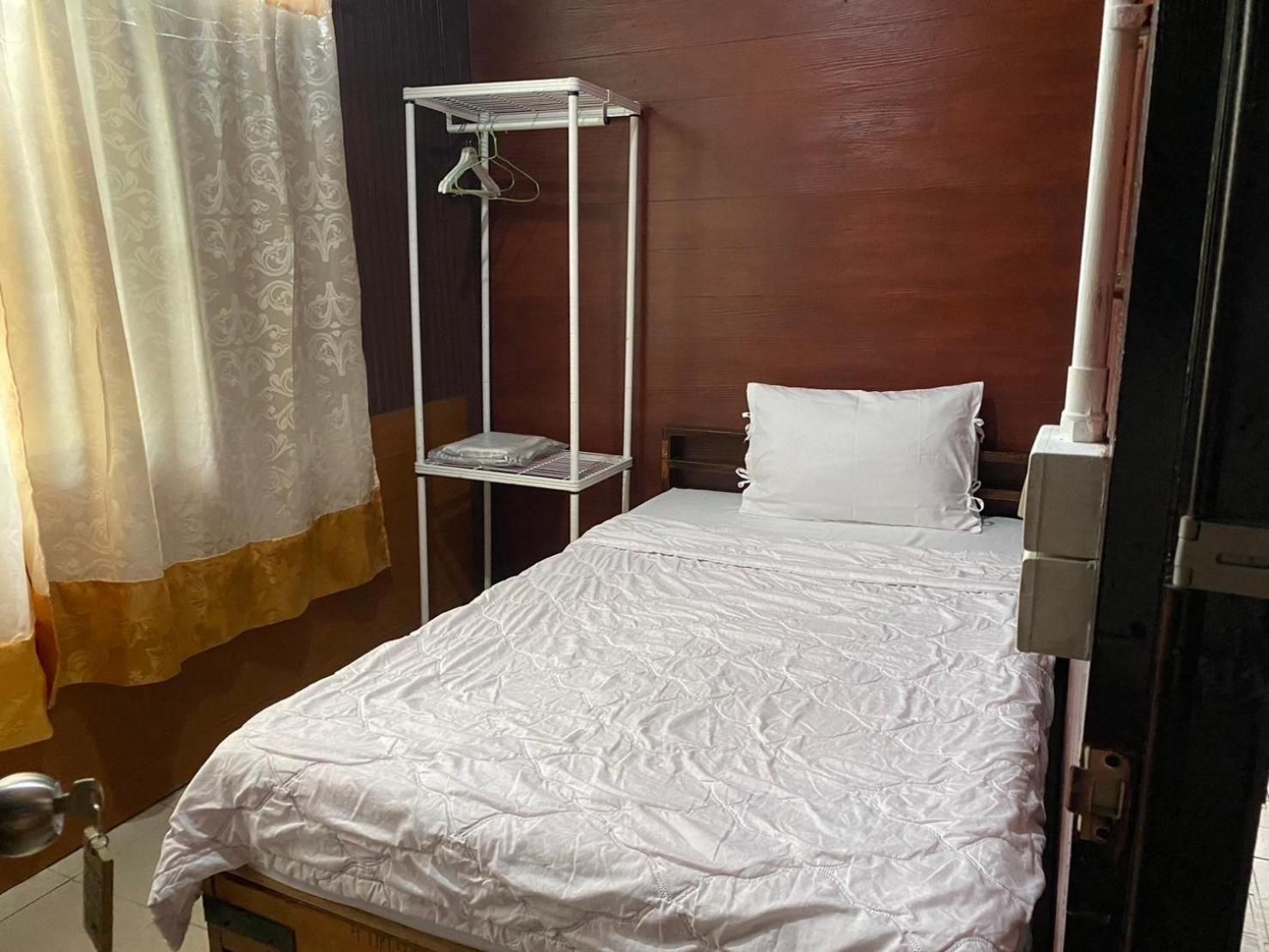Single Room with Pool View - Fan