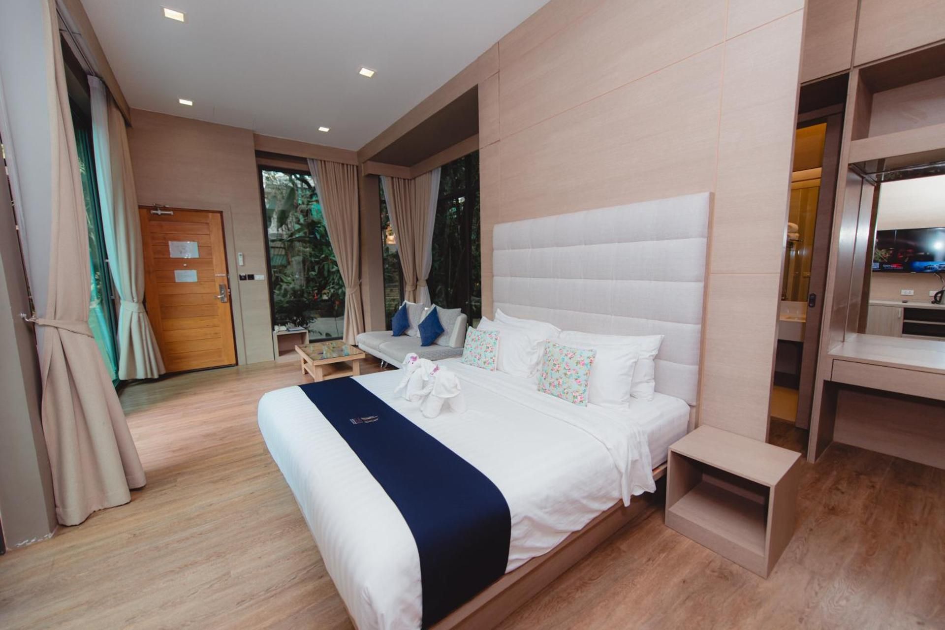 Deluxe Pool Access Room