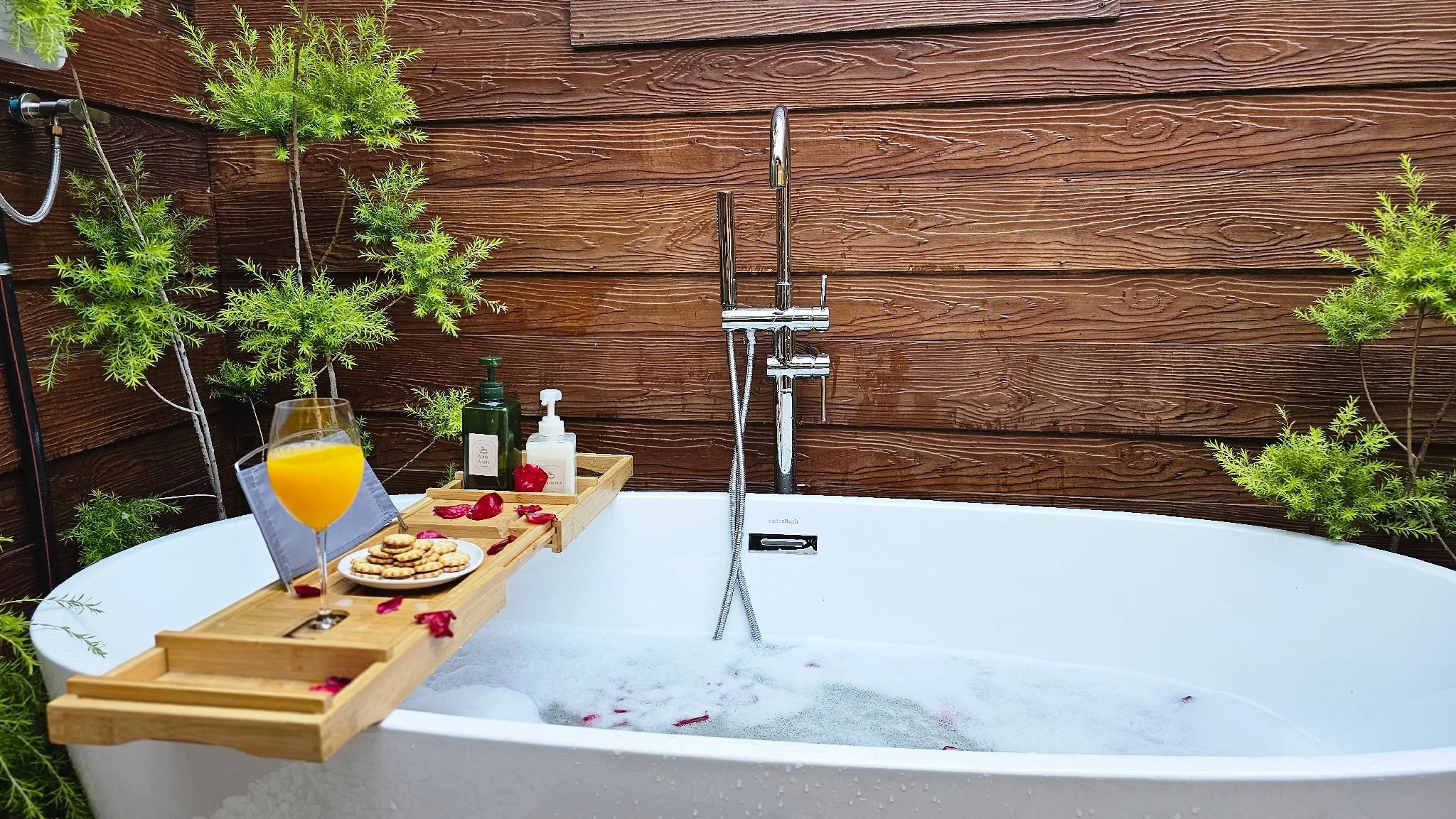 Poolside Suite with Bathtub and Private Outdoor Shower