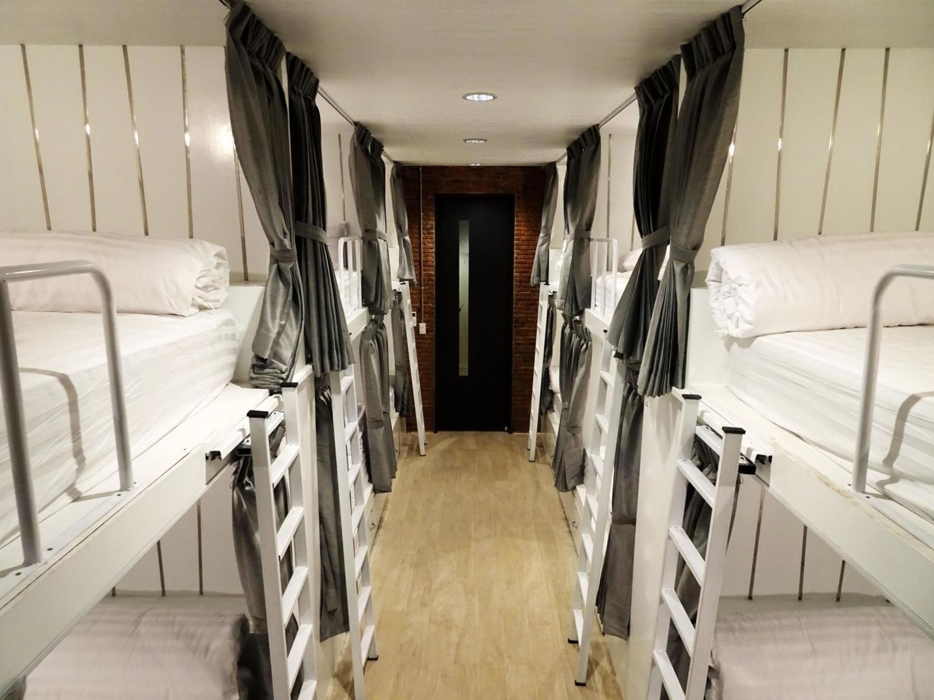 1 Queen Bed for 2 People in Dormitory - Mixed