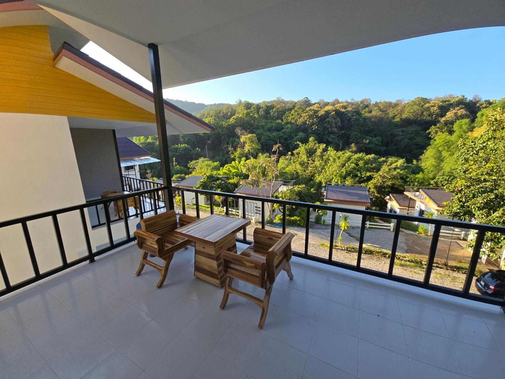 Standard Twin Room with Mountain View