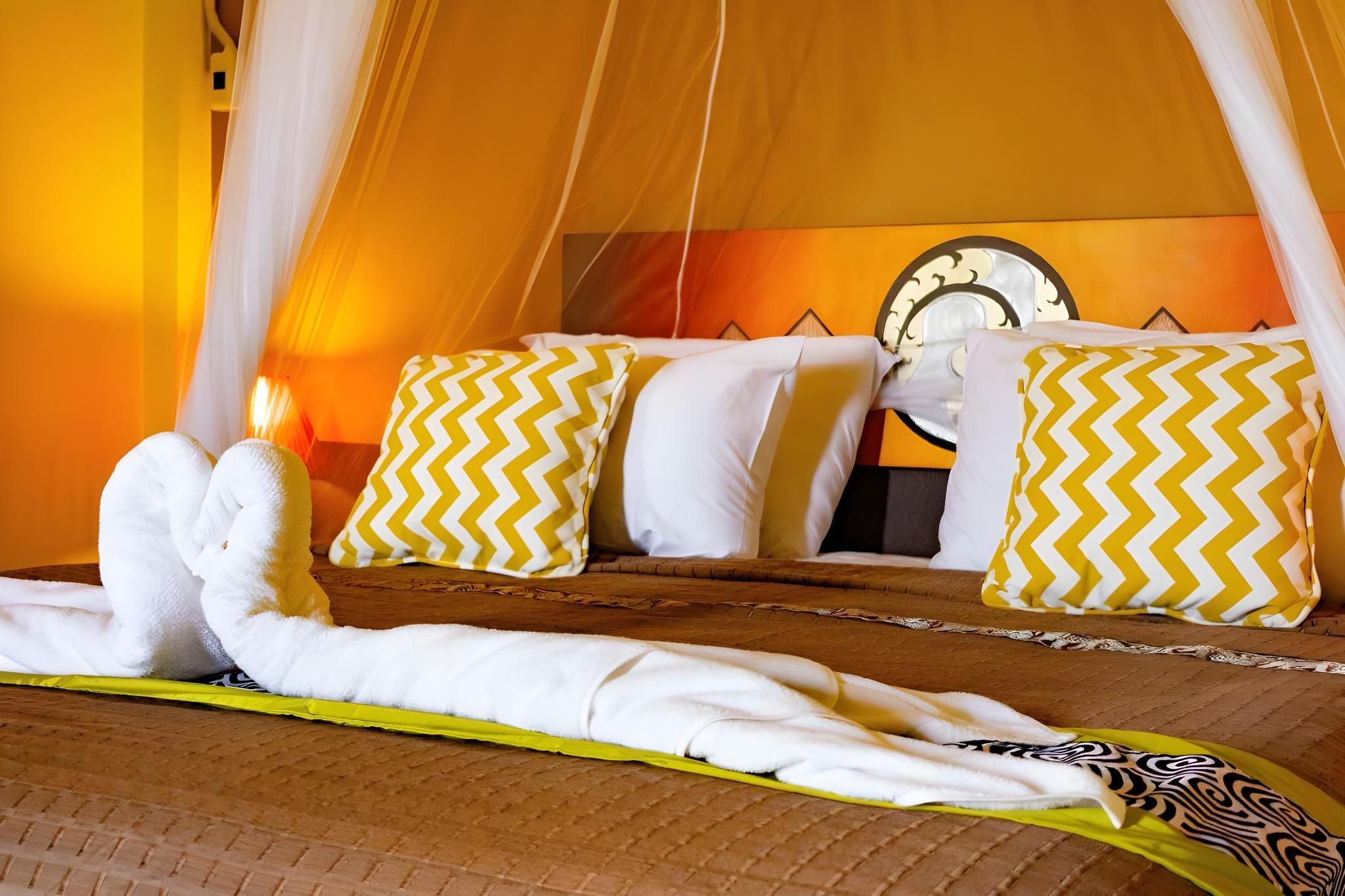 Deluxe - 1 Queen Bed