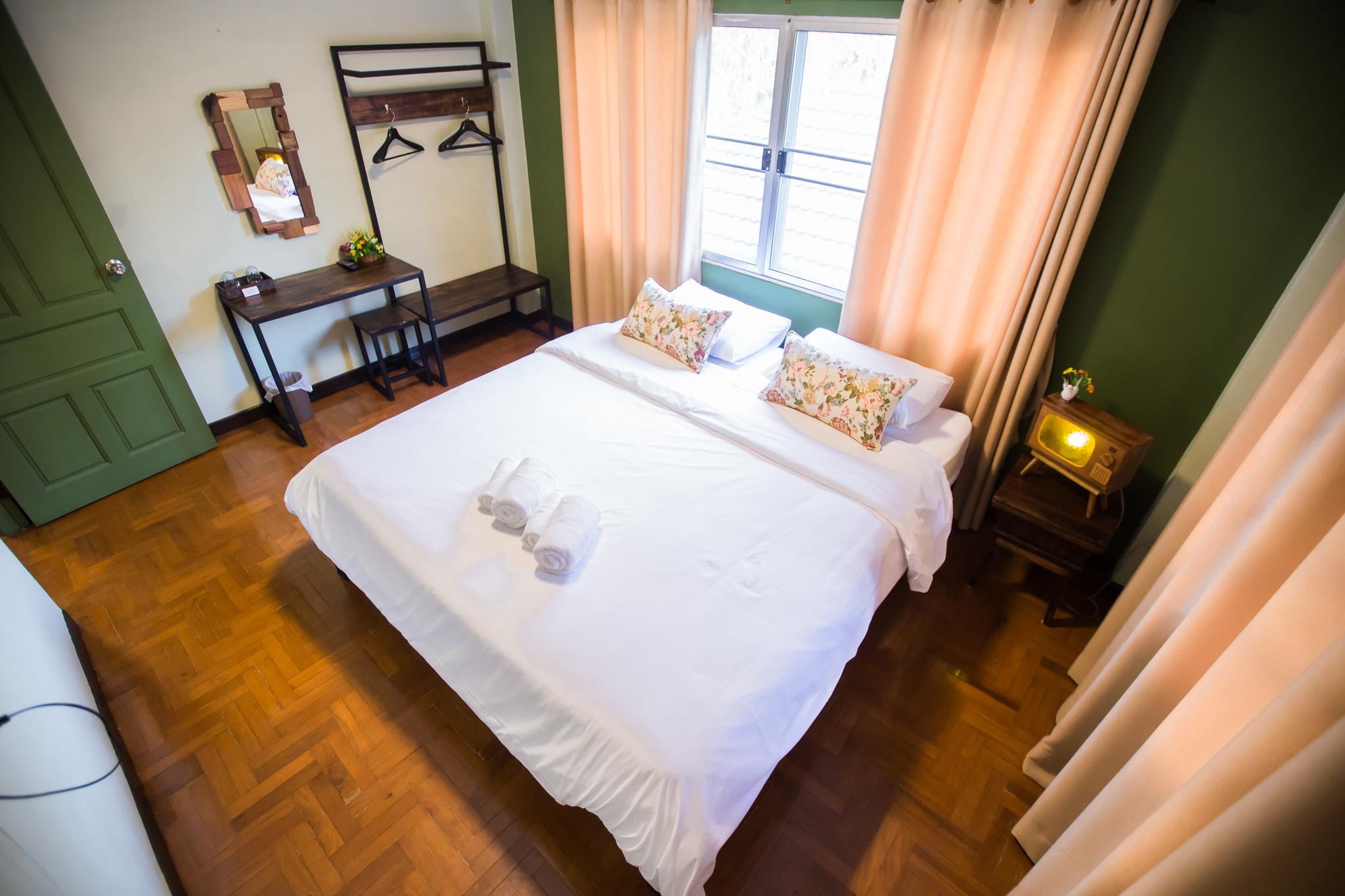 Deluxe - 1 King Bed
