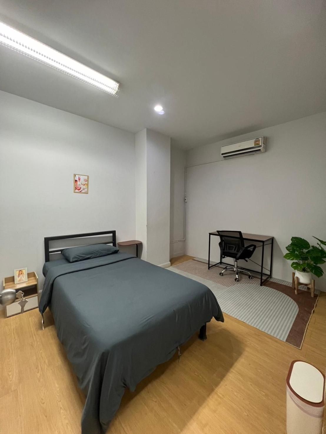 Single Room with Shared Toilet