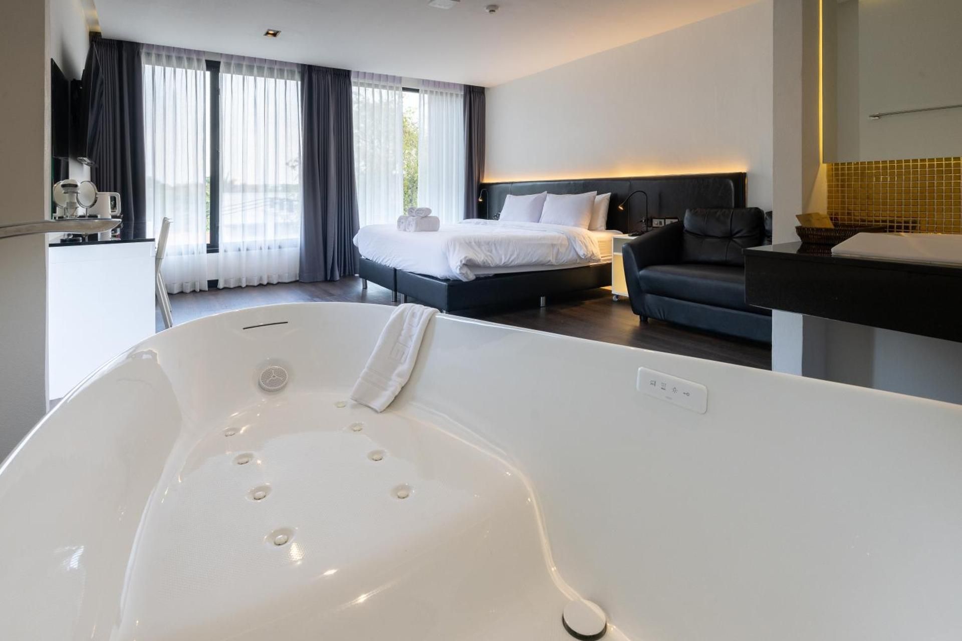 King Suite with Pool View